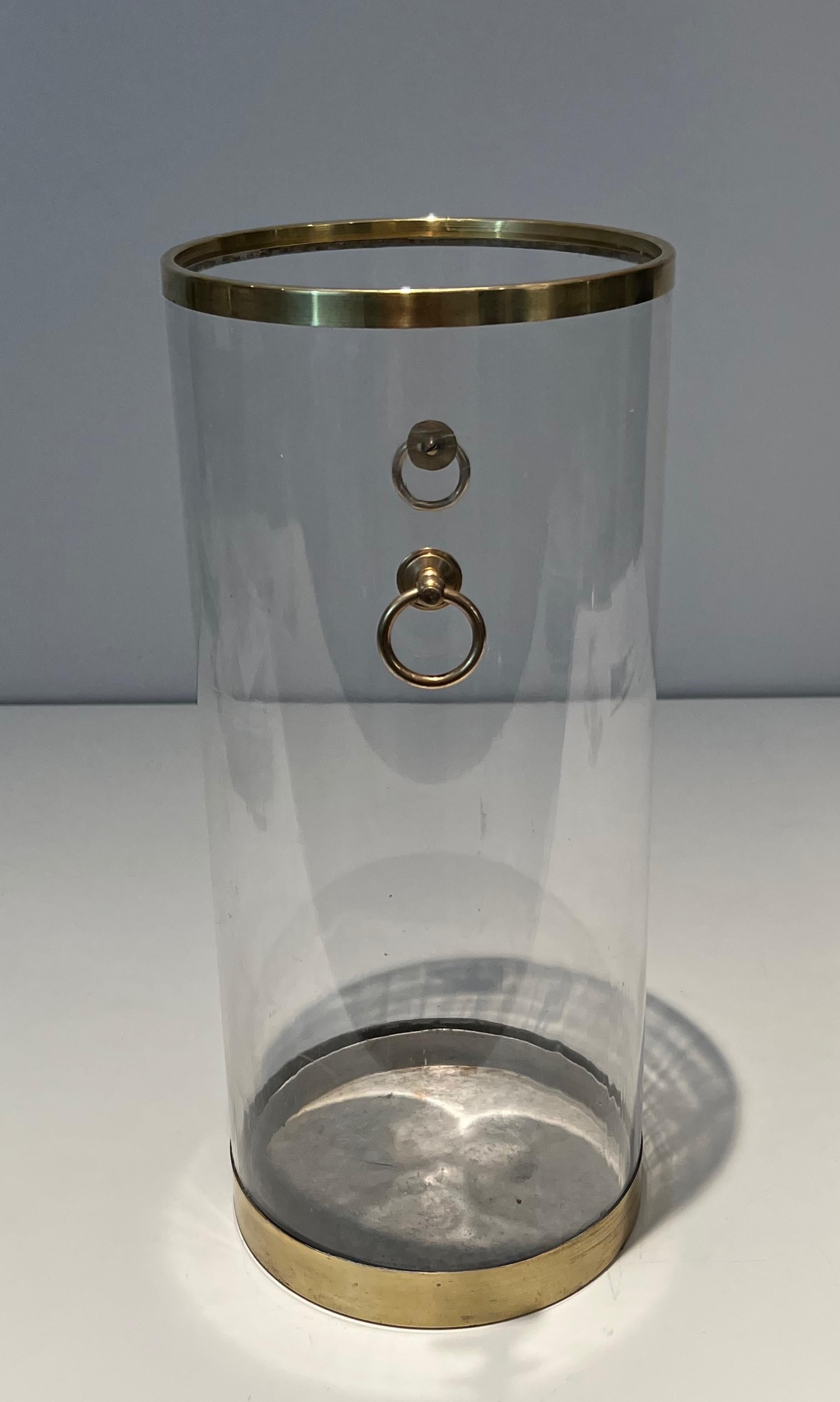 Mid-Century Modern Stand parapluie rond en lucite et laiton. Travail français. Circa 1970 en vente