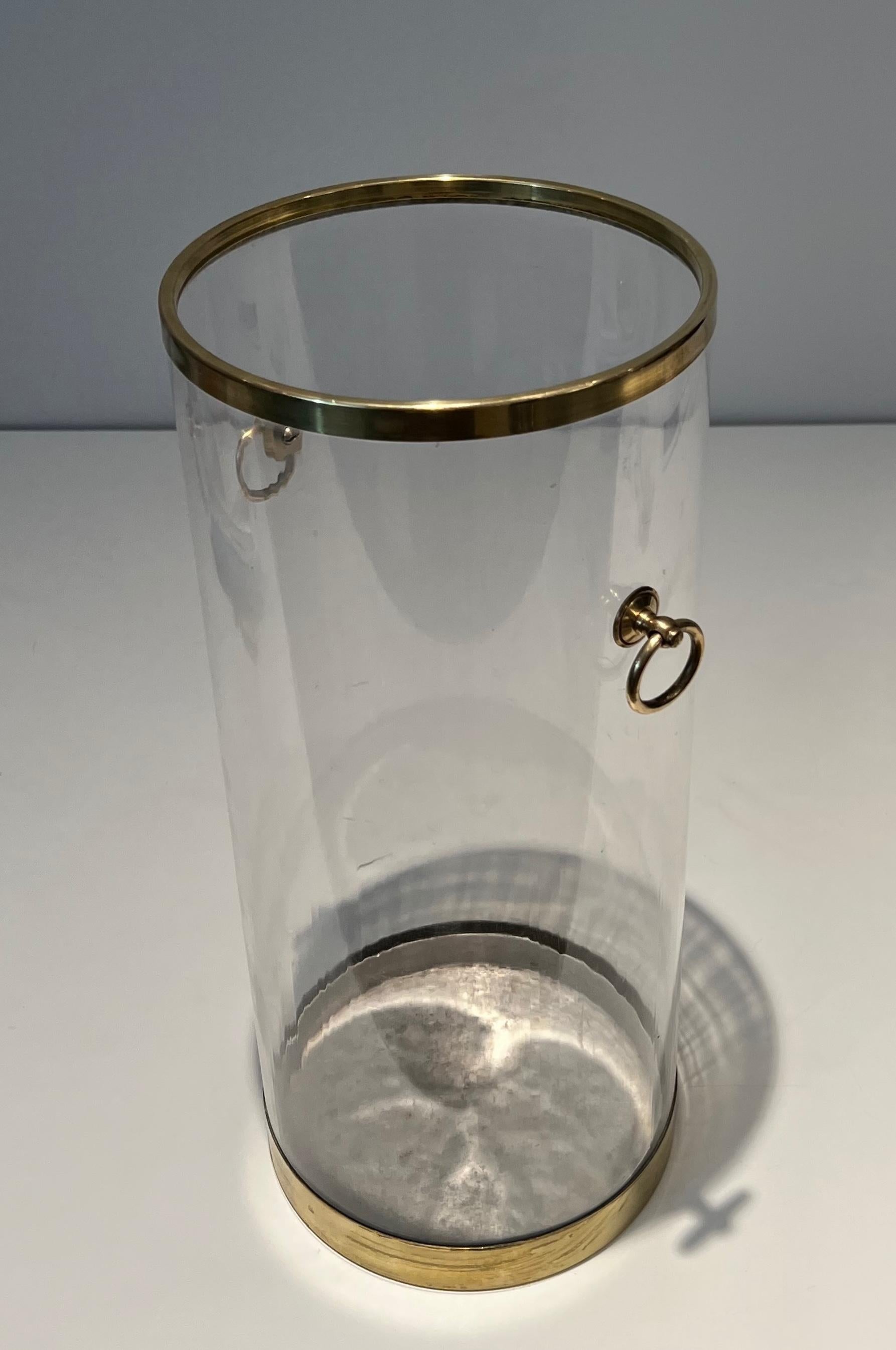 Fin du 20e siècle Stand parapluie rond en lucite et laiton. Travail français. Circa 1970 en vente