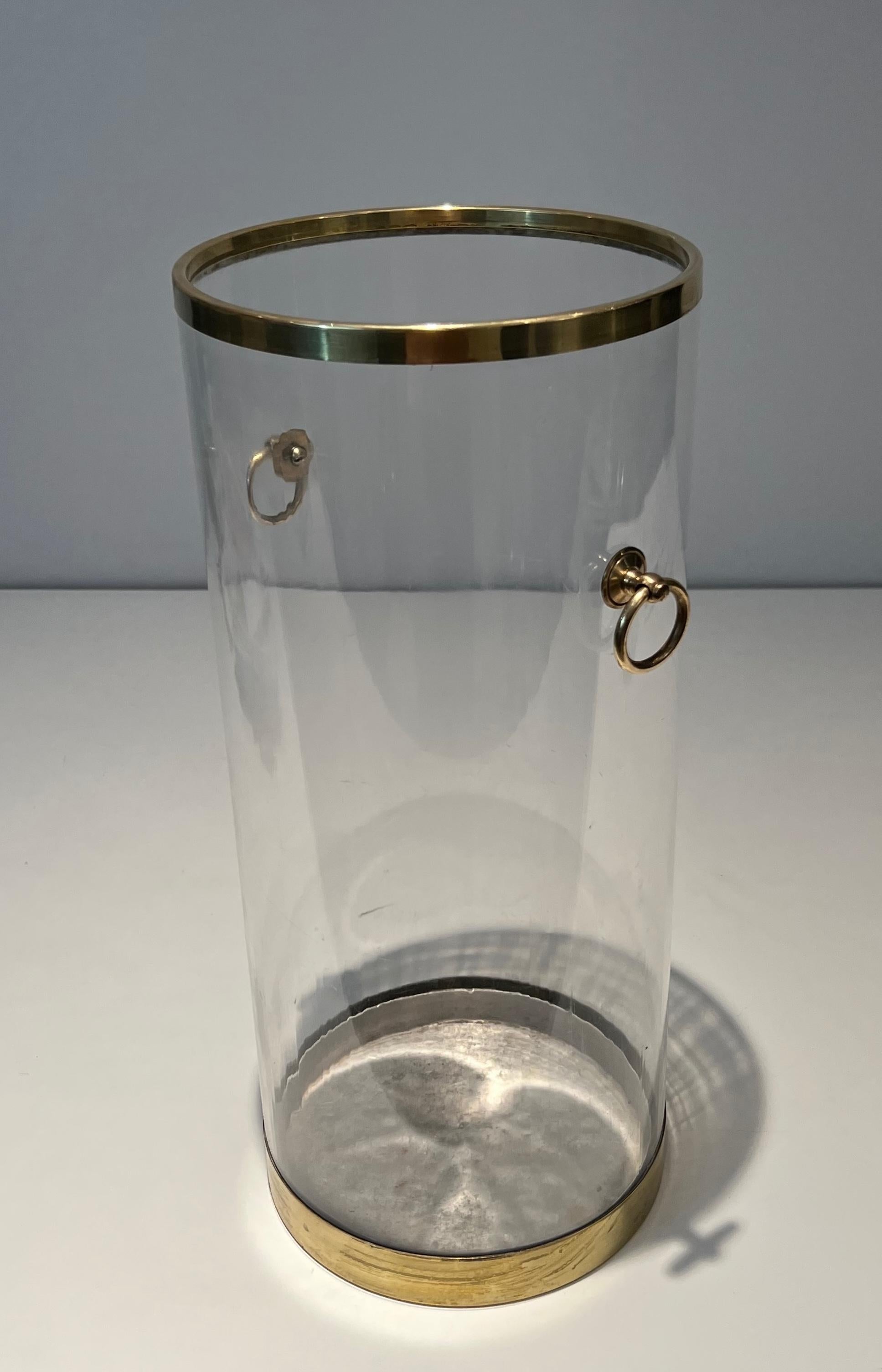 Laiton Stand parapluie rond en lucite et laiton. Travail français. Circa 1970 en vente