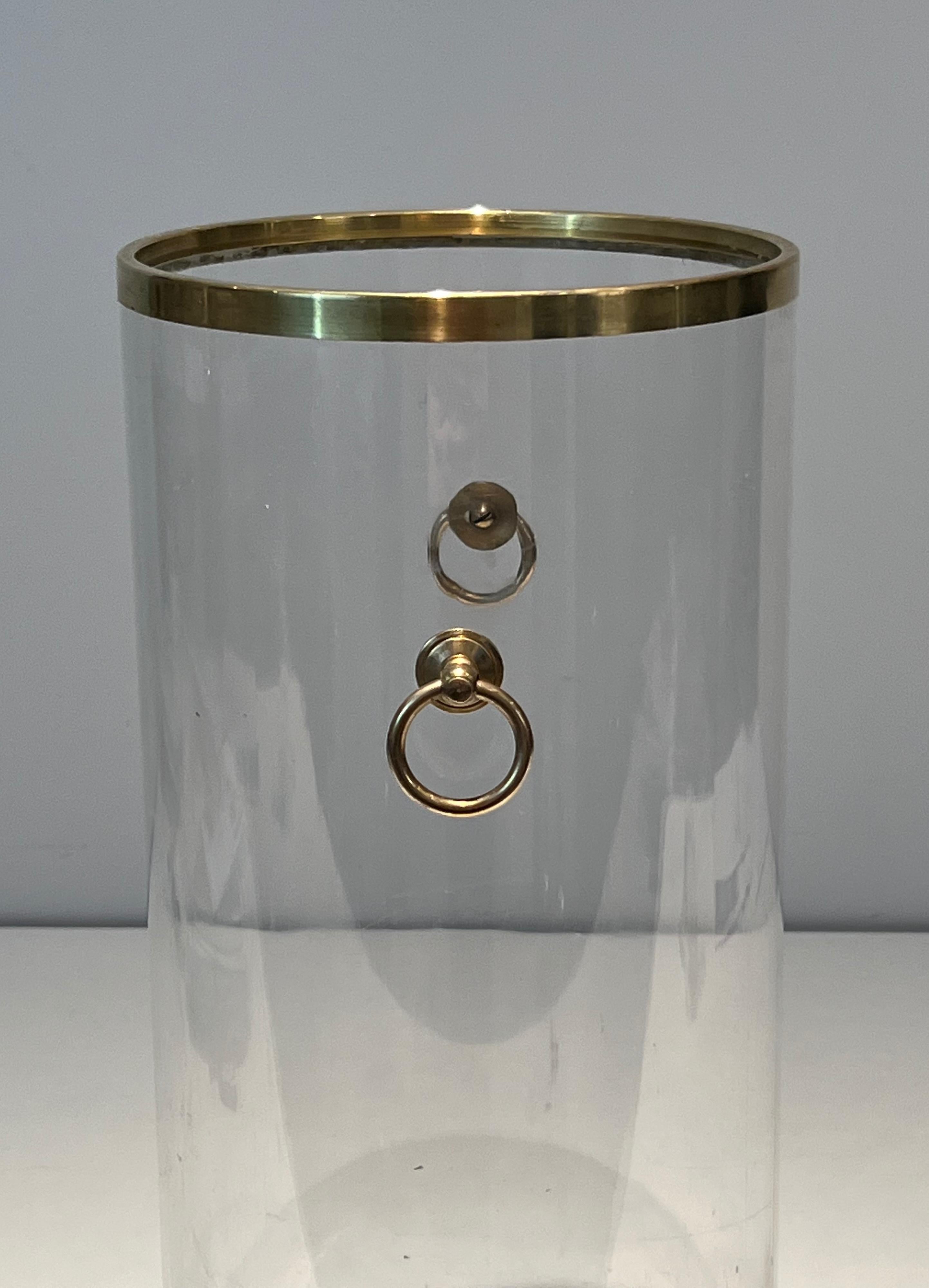 Stand parapluie rond en lucite et laiton. Travail français. Circa 1970 en vente 1