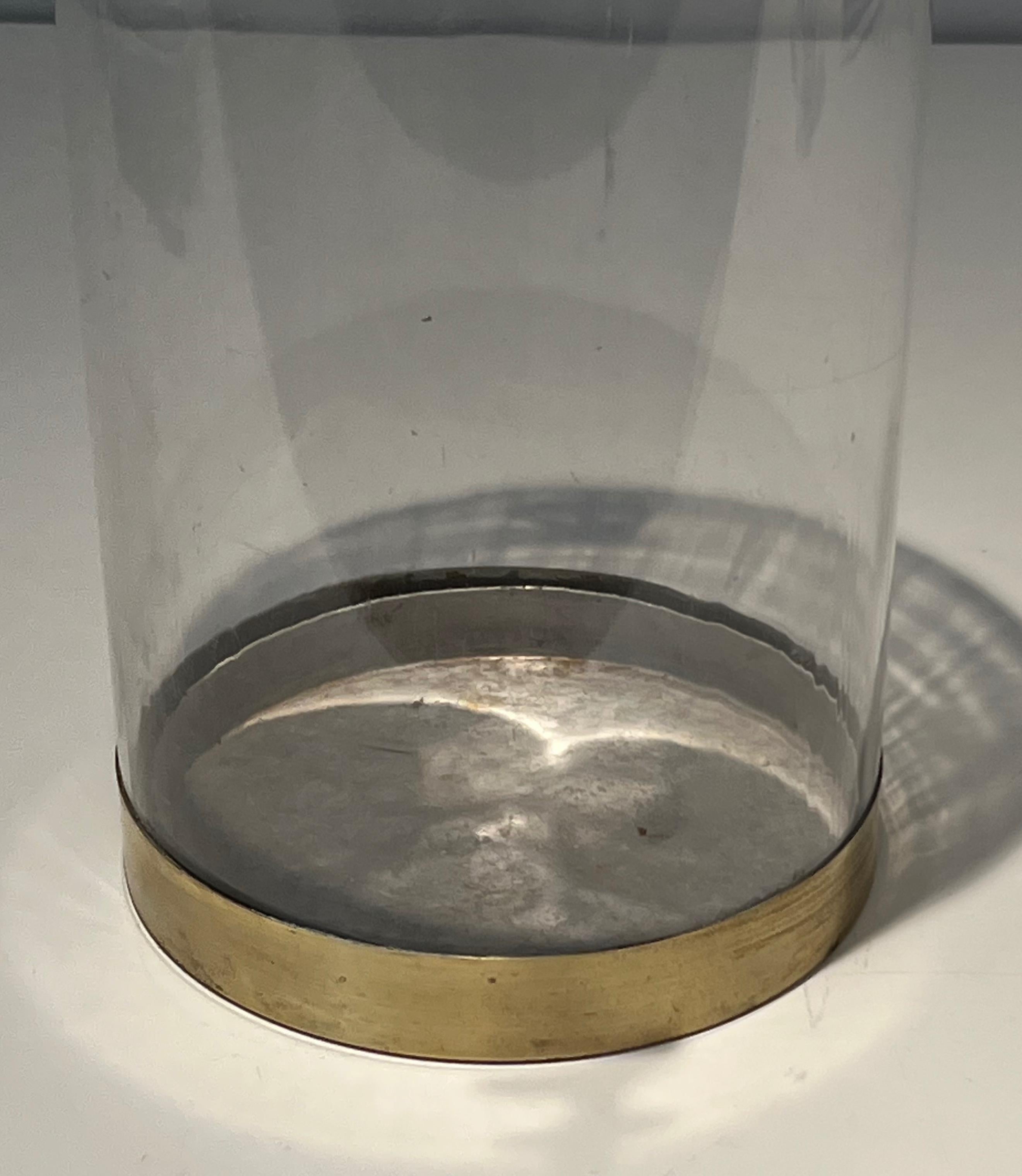 Stand parapluie rond en lucite et laiton. Travail français. Circa 1970 en vente 3