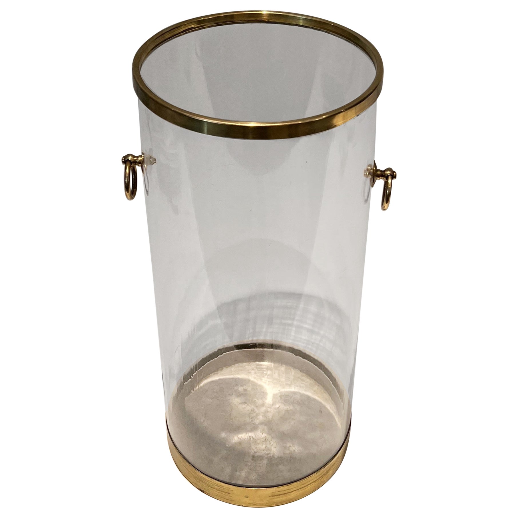 Stand parapluie rond en lucite et laiton. Travail français. Circa 1970