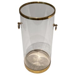 Stand parapluie rond en lucite et laiton. Travail français. Circa 1970