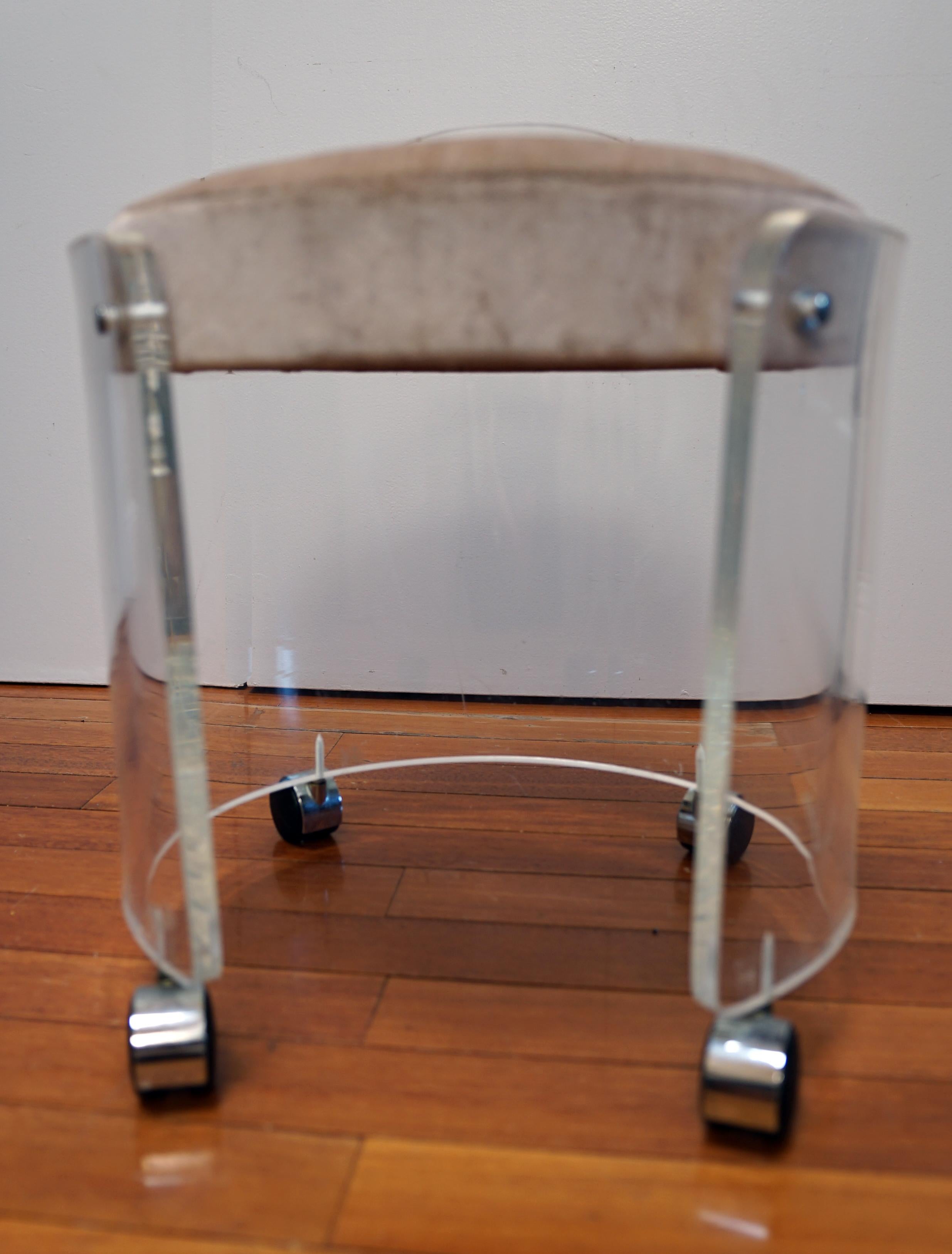 Sgabello rotondo in lucite e cromo in vendita 2