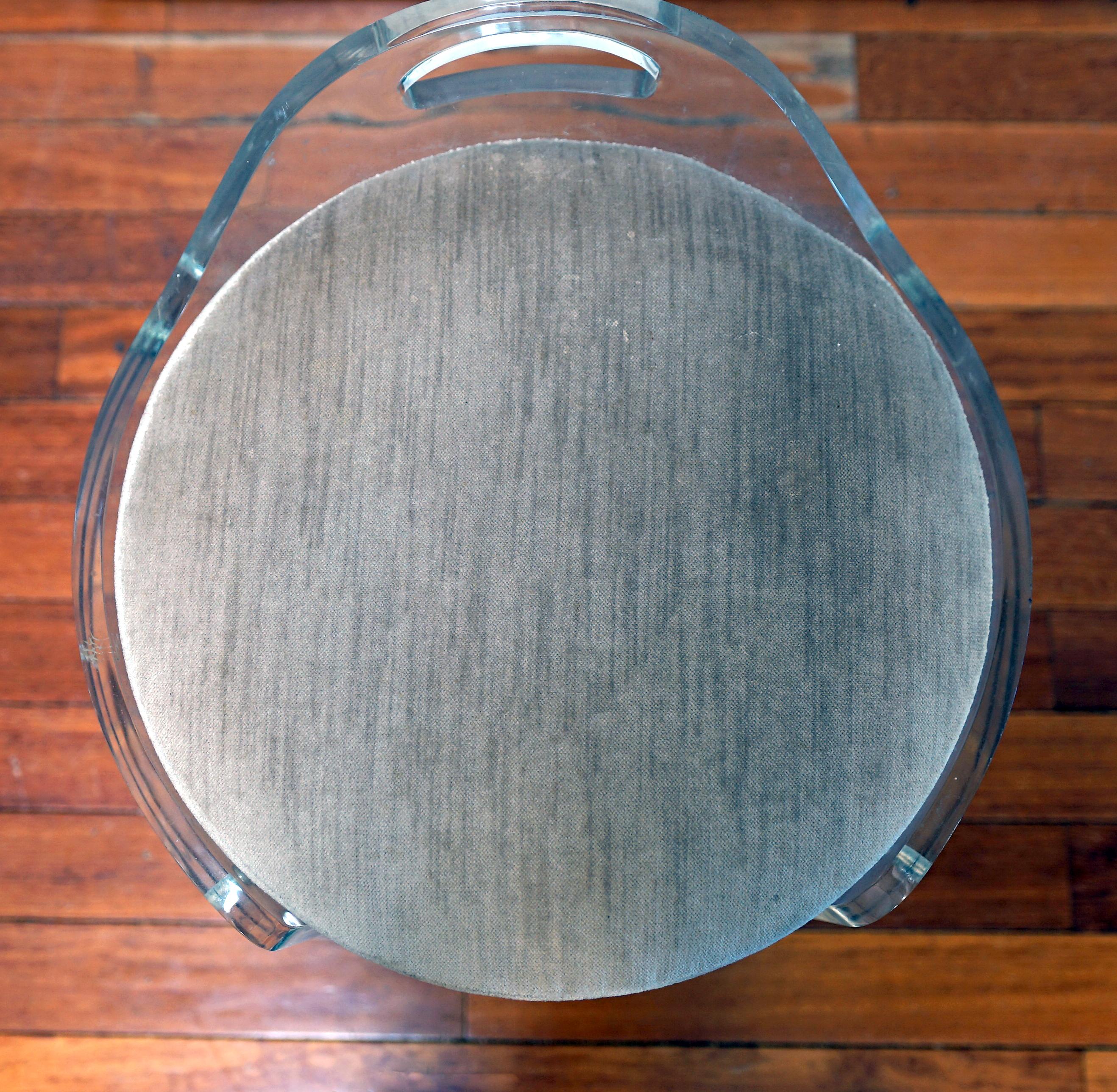 Mid-Century moderno Sgabello rotondo in lucite e cromo in vendita