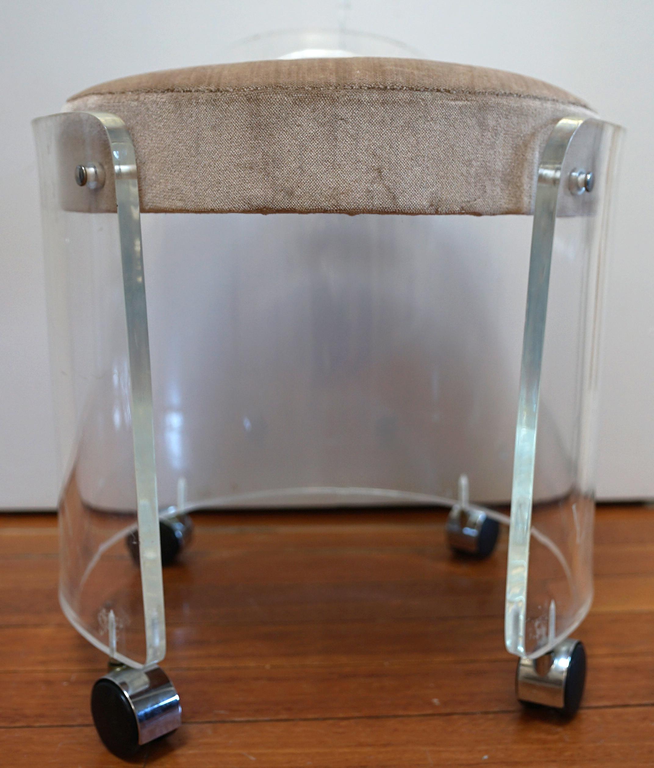 Lucidato Sgabello rotondo in lucite e cromo in vendita