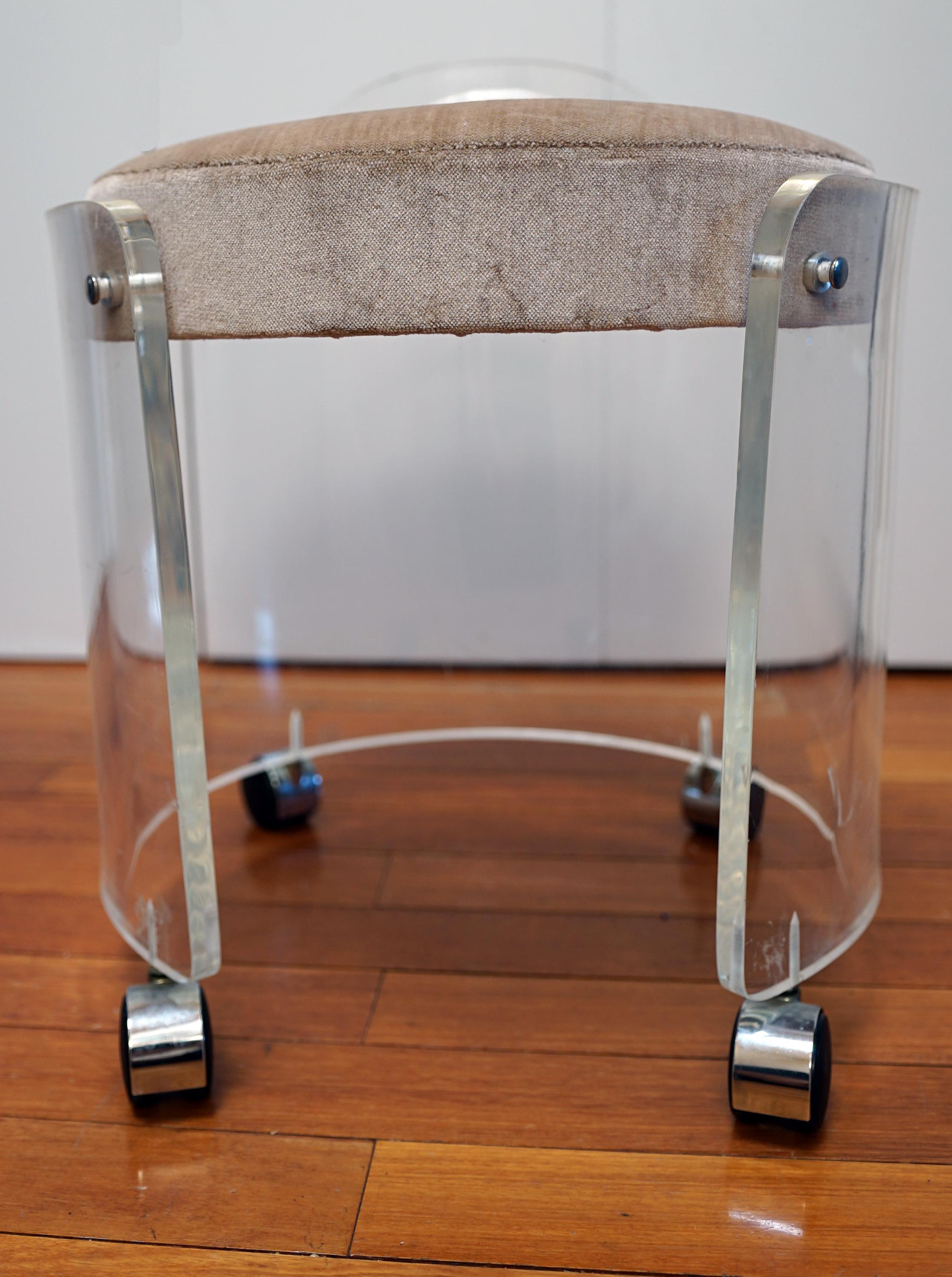 Sgabello rotondo in lucite e cromo in vendita 1