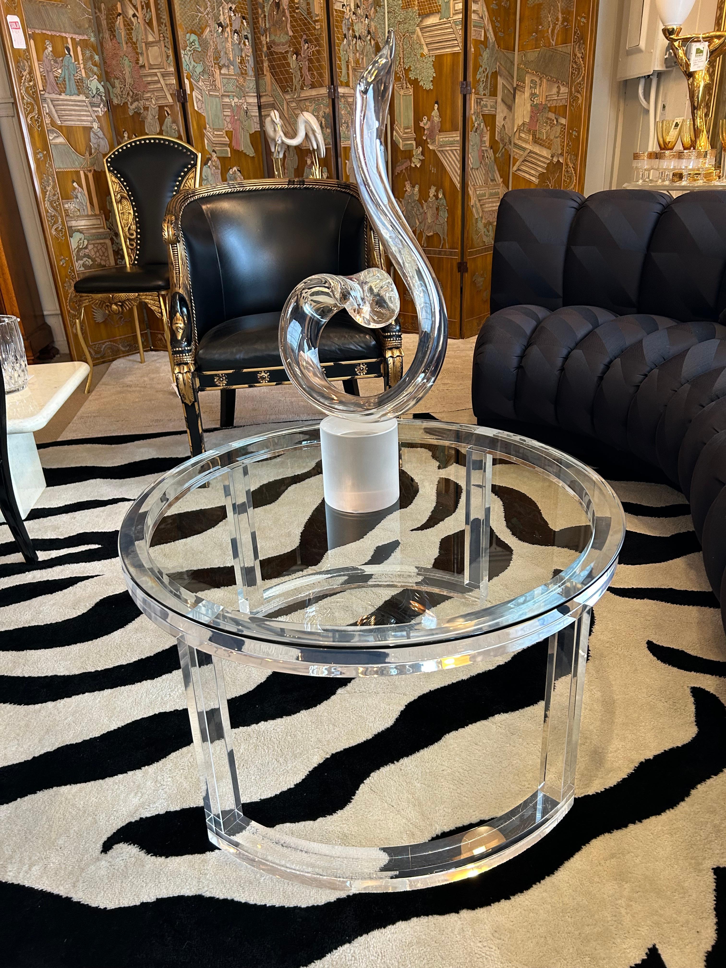 Table basse moderne ronde en lucite avec plateau en verre biseauté en vente 3