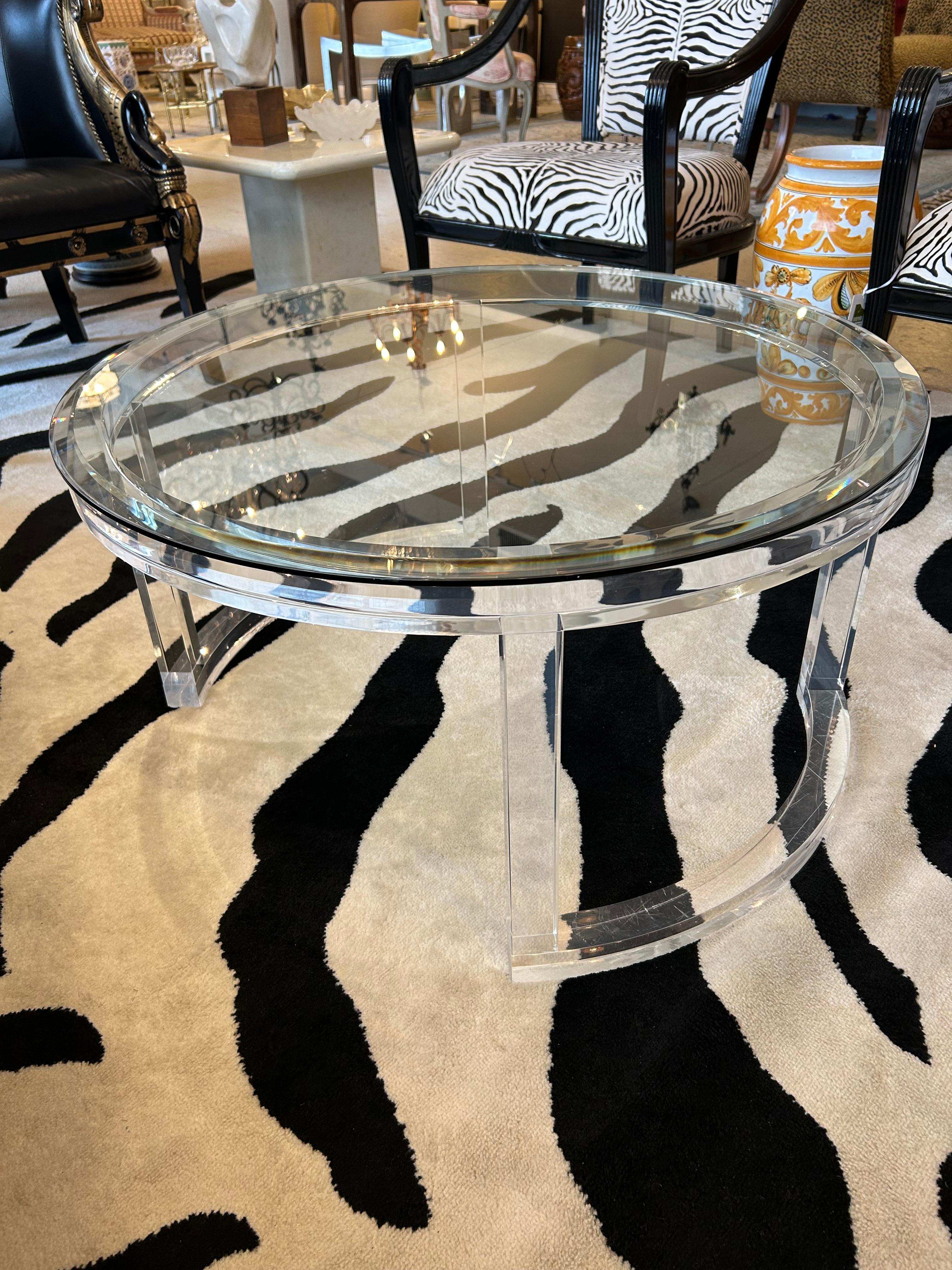 Moderne Table basse moderne ronde en lucite avec plateau en verre biseauté en vente