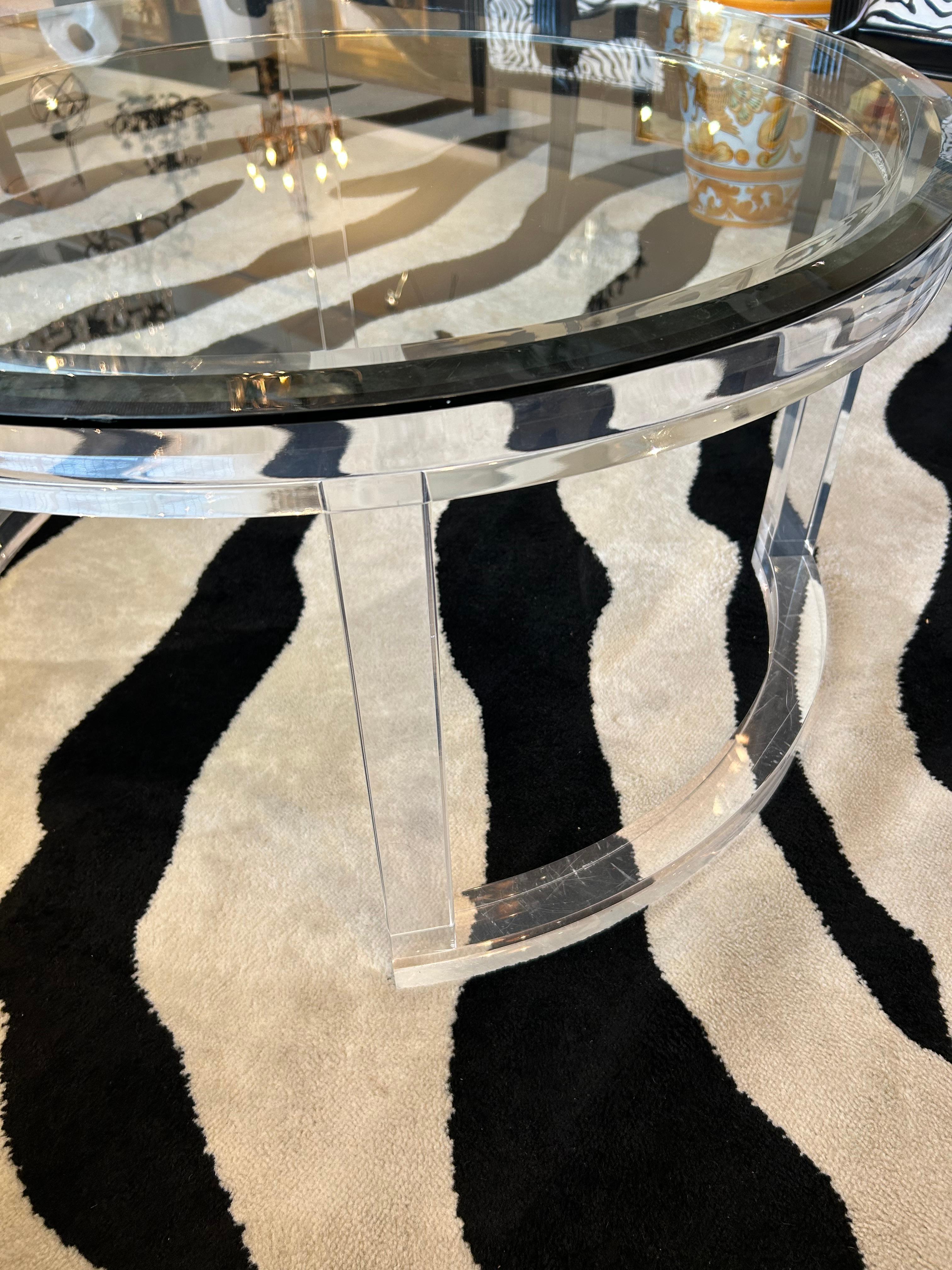 Américain Table basse moderne ronde en lucite avec plateau en verre biseauté en vente