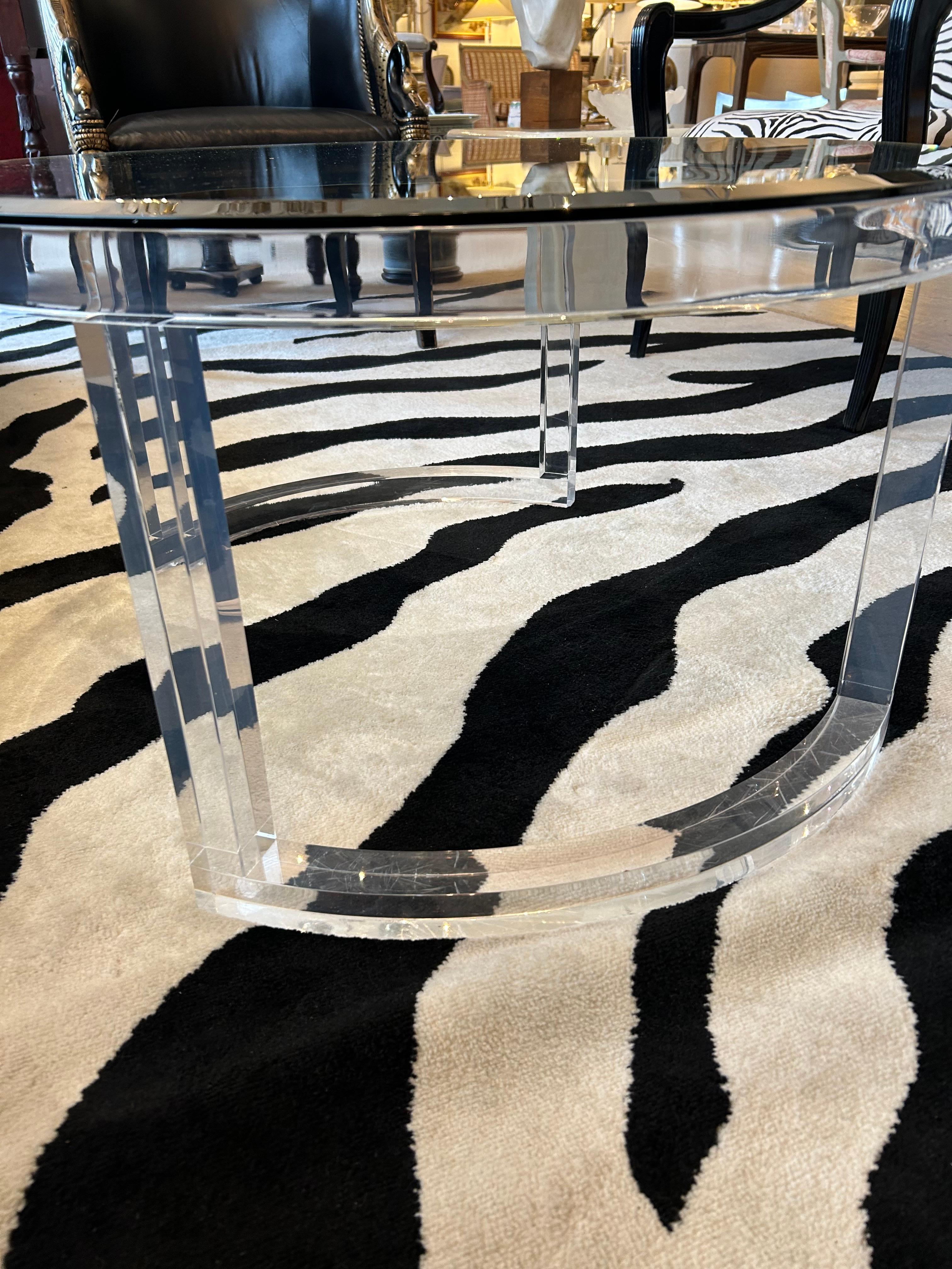 Table basse moderne ronde en lucite avec plateau en verre biseauté Bon état - En vente à Hopewell, NJ