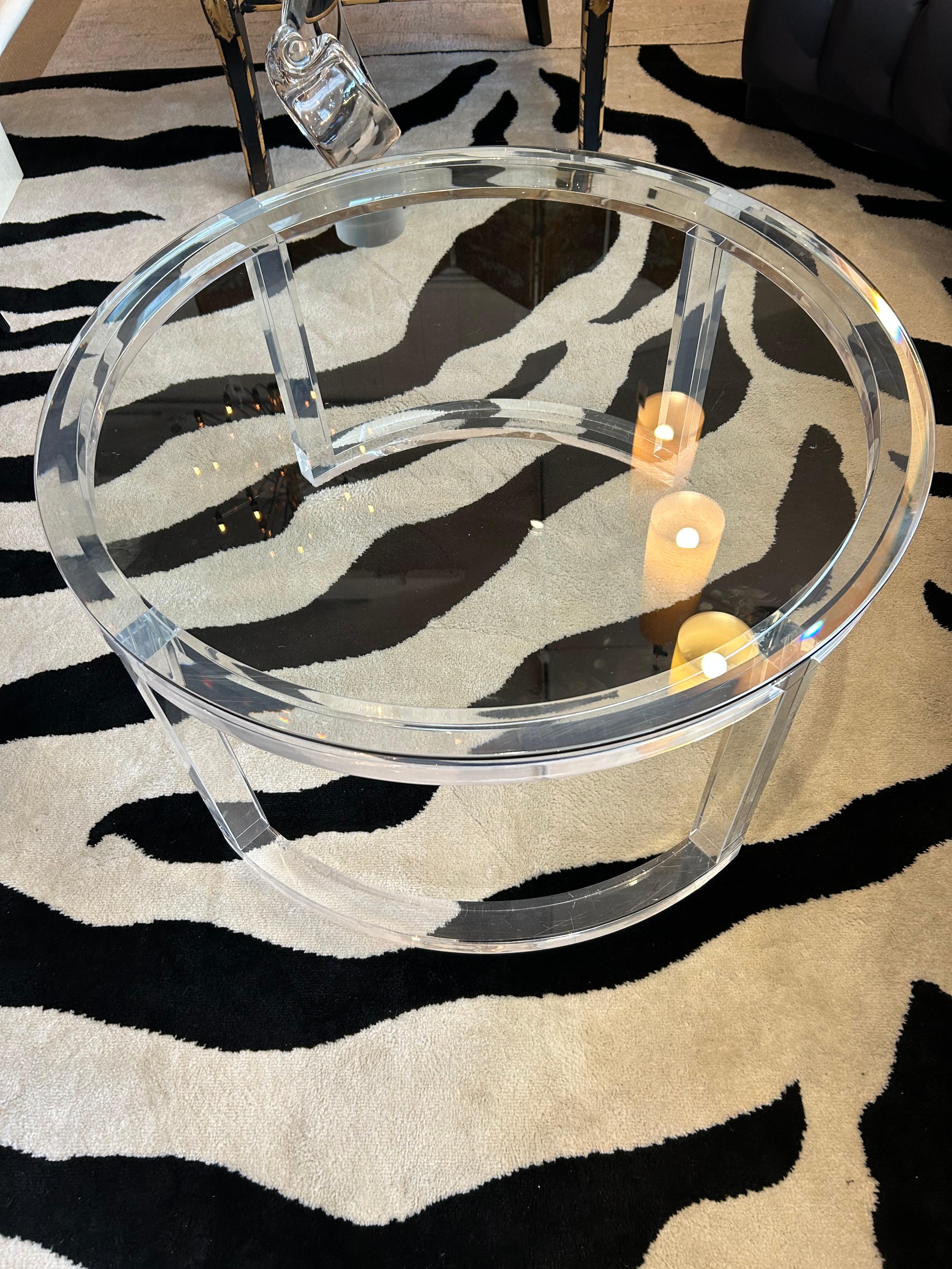 Verre Table basse moderne ronde en lucite avec plateau en verre biseauté en vente