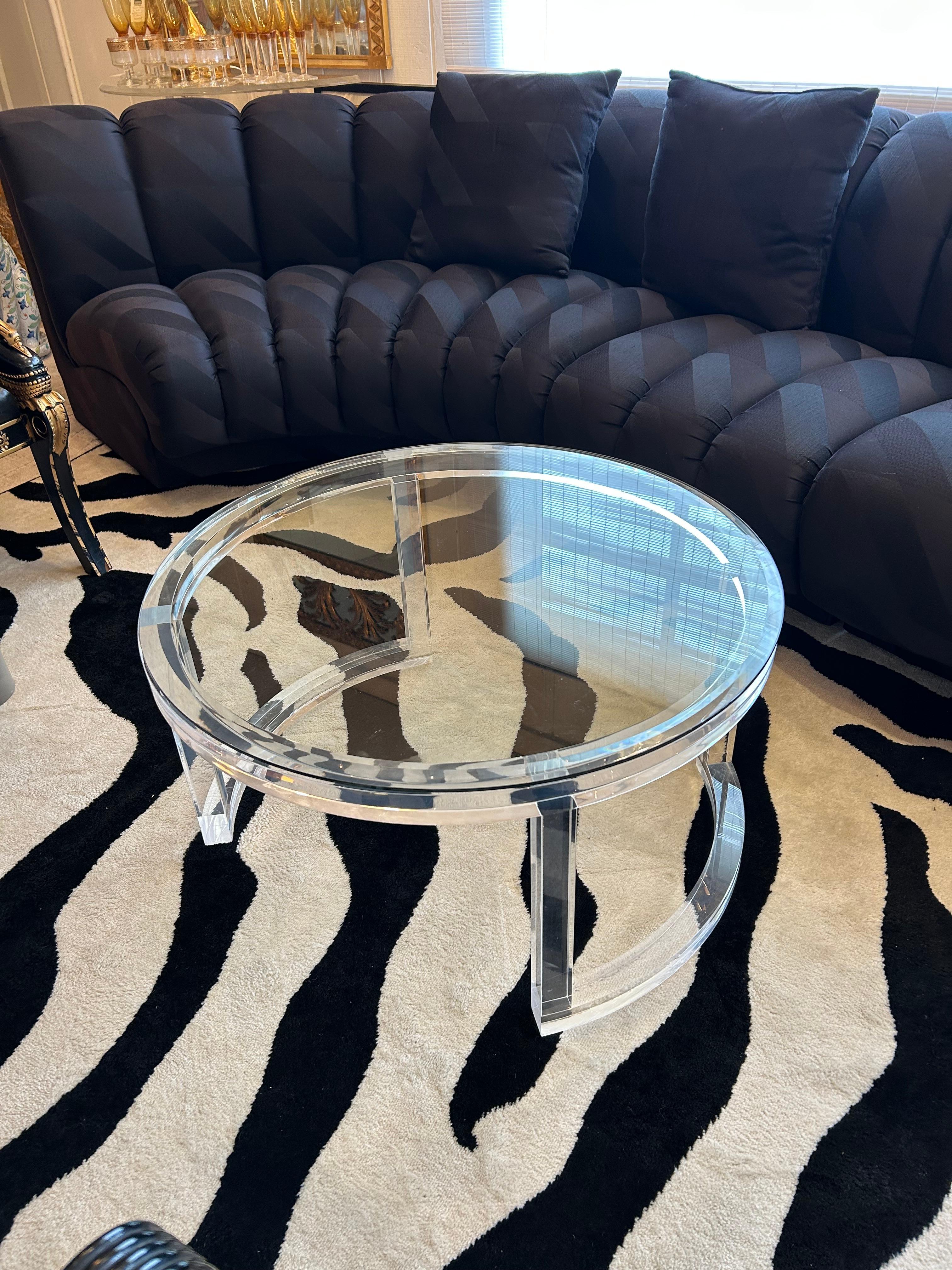 Table basse moderne ronde en lucite avec plateau en verre biseauté en vente 1