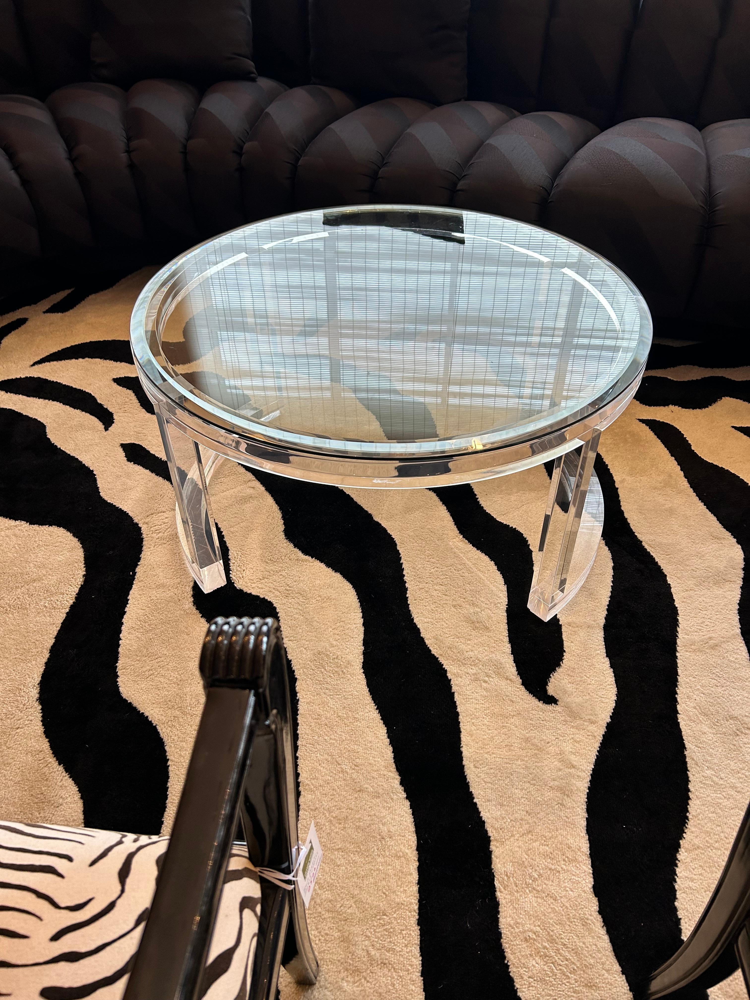 Table basse moderne ronde en lucite avec plateau en verre biseauté en vente 2