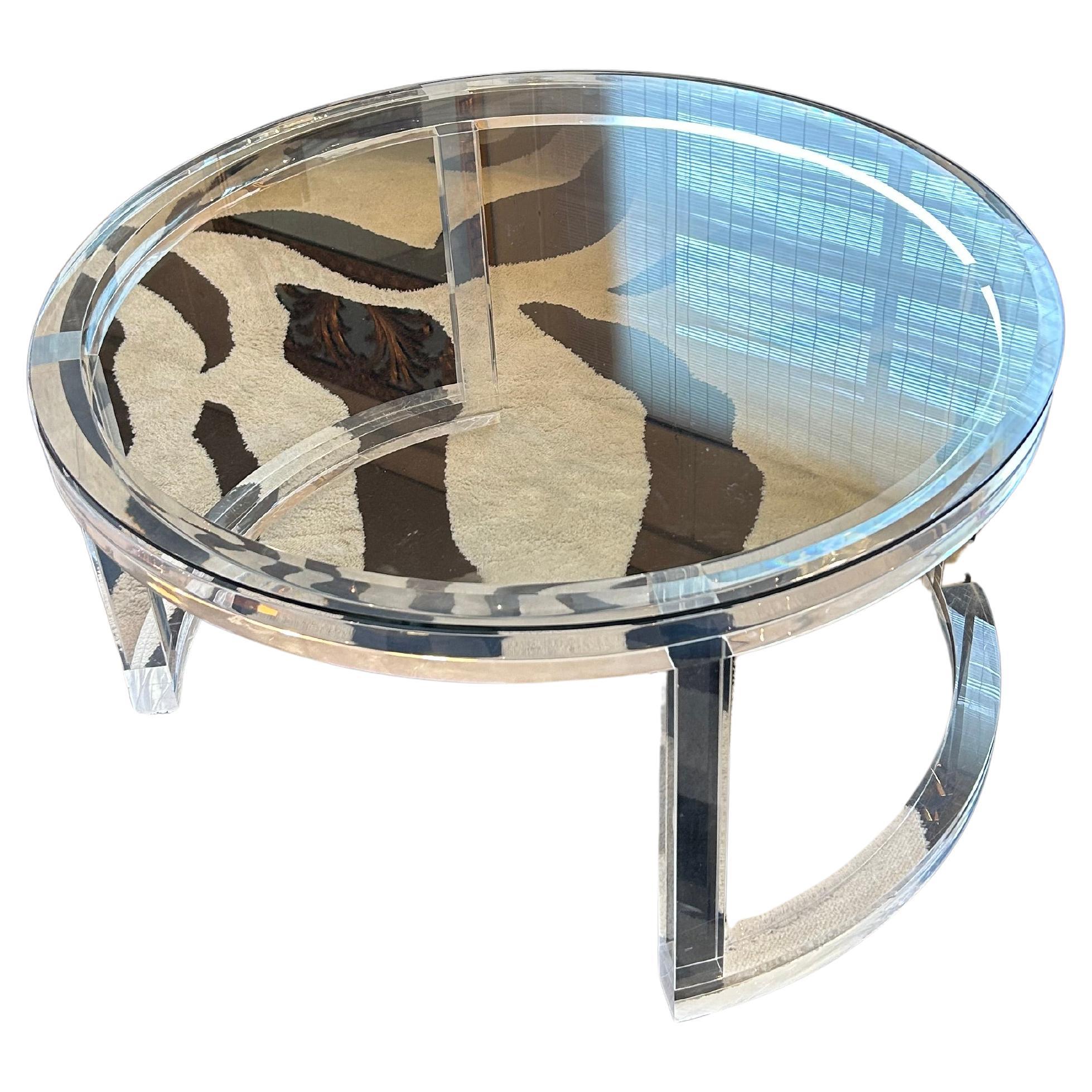 Table basse moderne ronde en lucite avec plateau en verre biseauté en vente