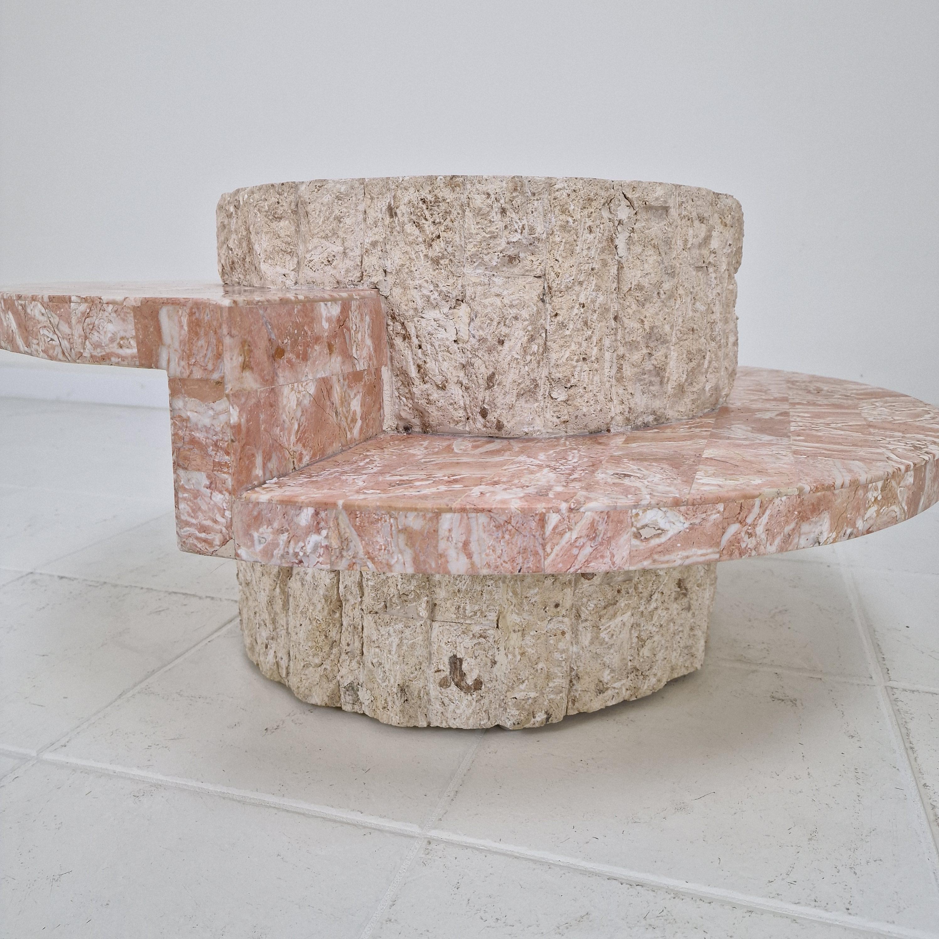 Table basse ronde en mactan ou pierre fossile de Magnussen Ponte, années 1980 en vente 2