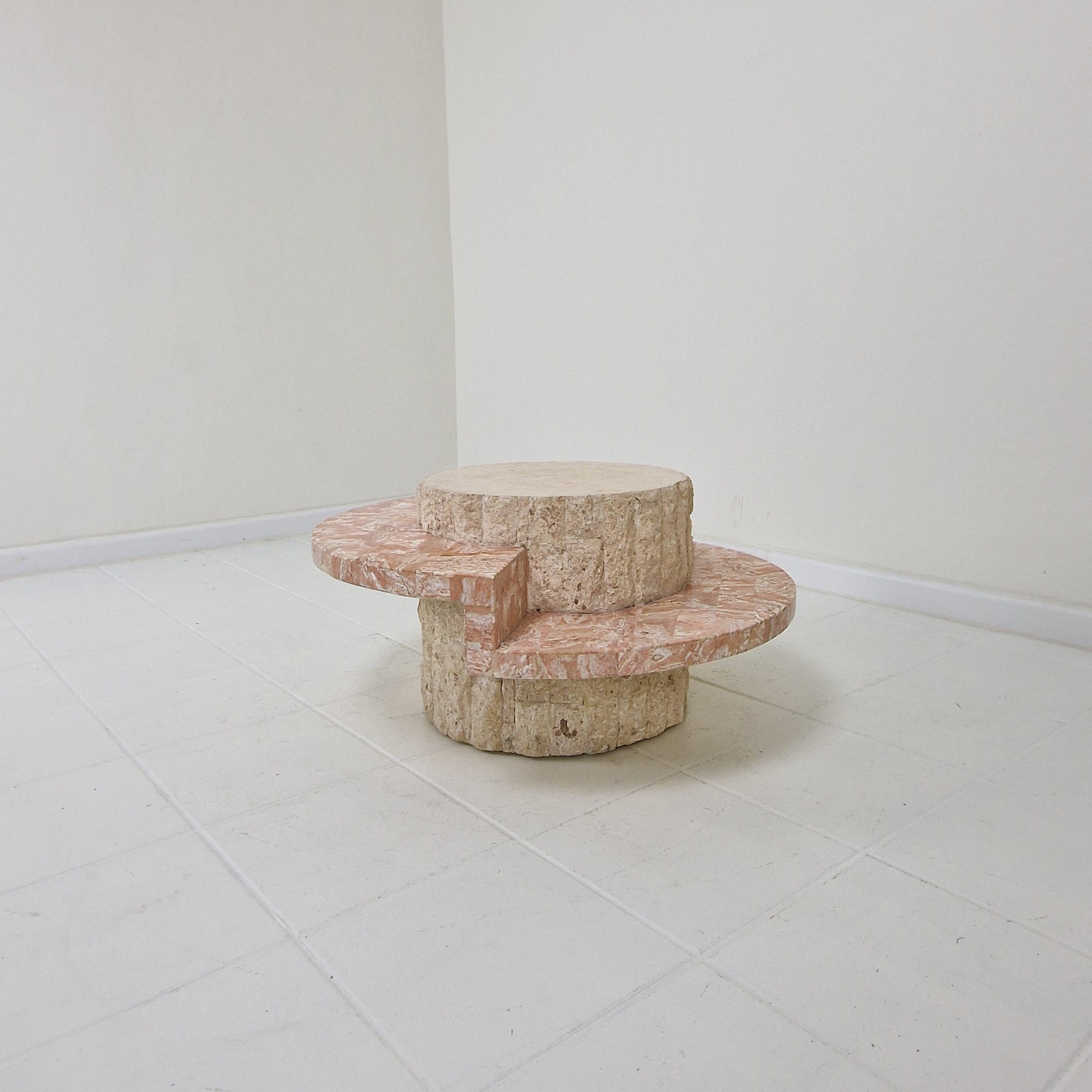 Très belle table ronde de salon ou d'appoint, fabriquée dans les années 80.

Cette superbe table est fabriquée en pierre polie de Mactan ou en pierre fossile.
Le poids est d'environ 18 kg.

La couleur de la pierre sur la plaque est rose, une version