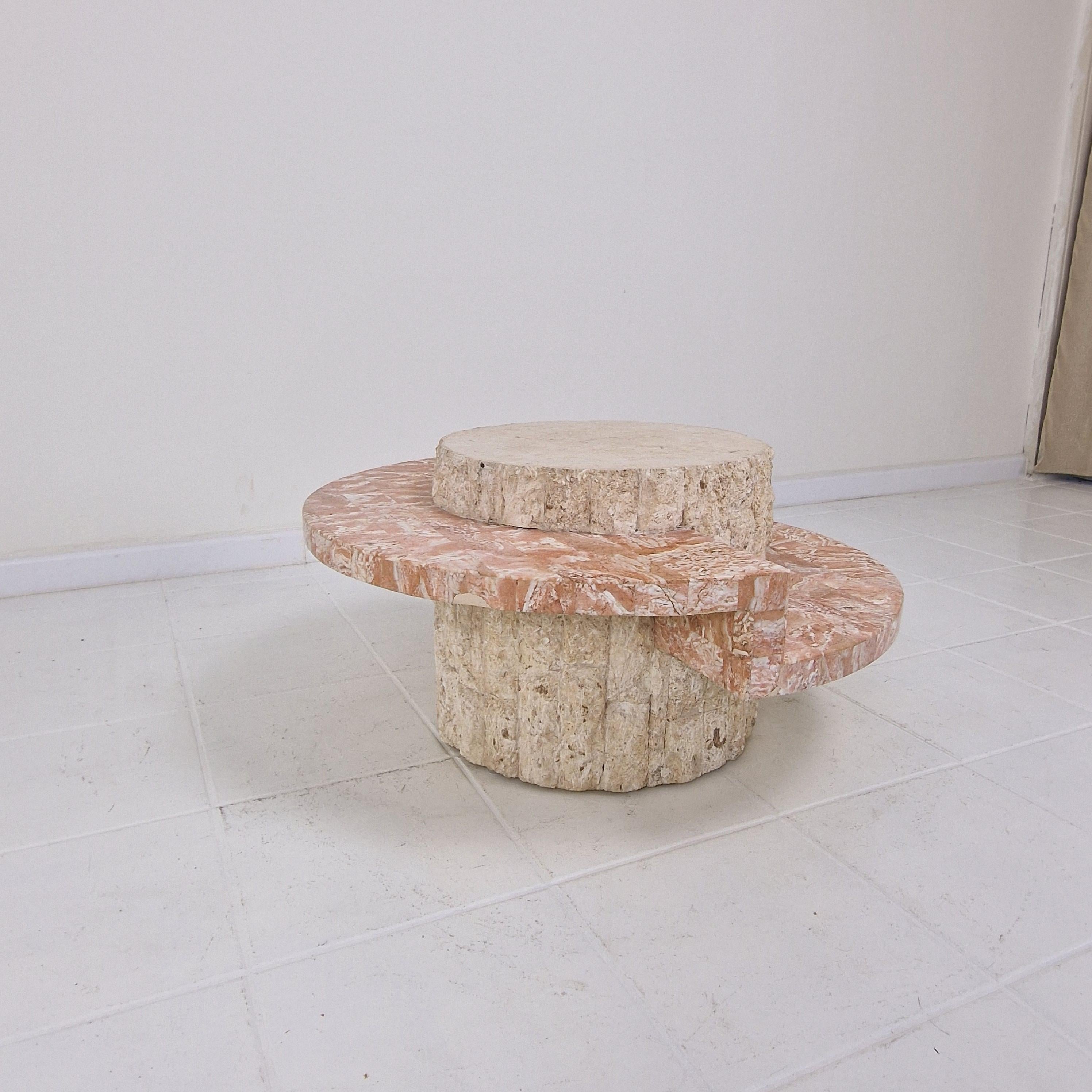 Inconnu Table basse ronde en mactan ou pierre fossile de Magnussen Ponte, années 1980 en vente