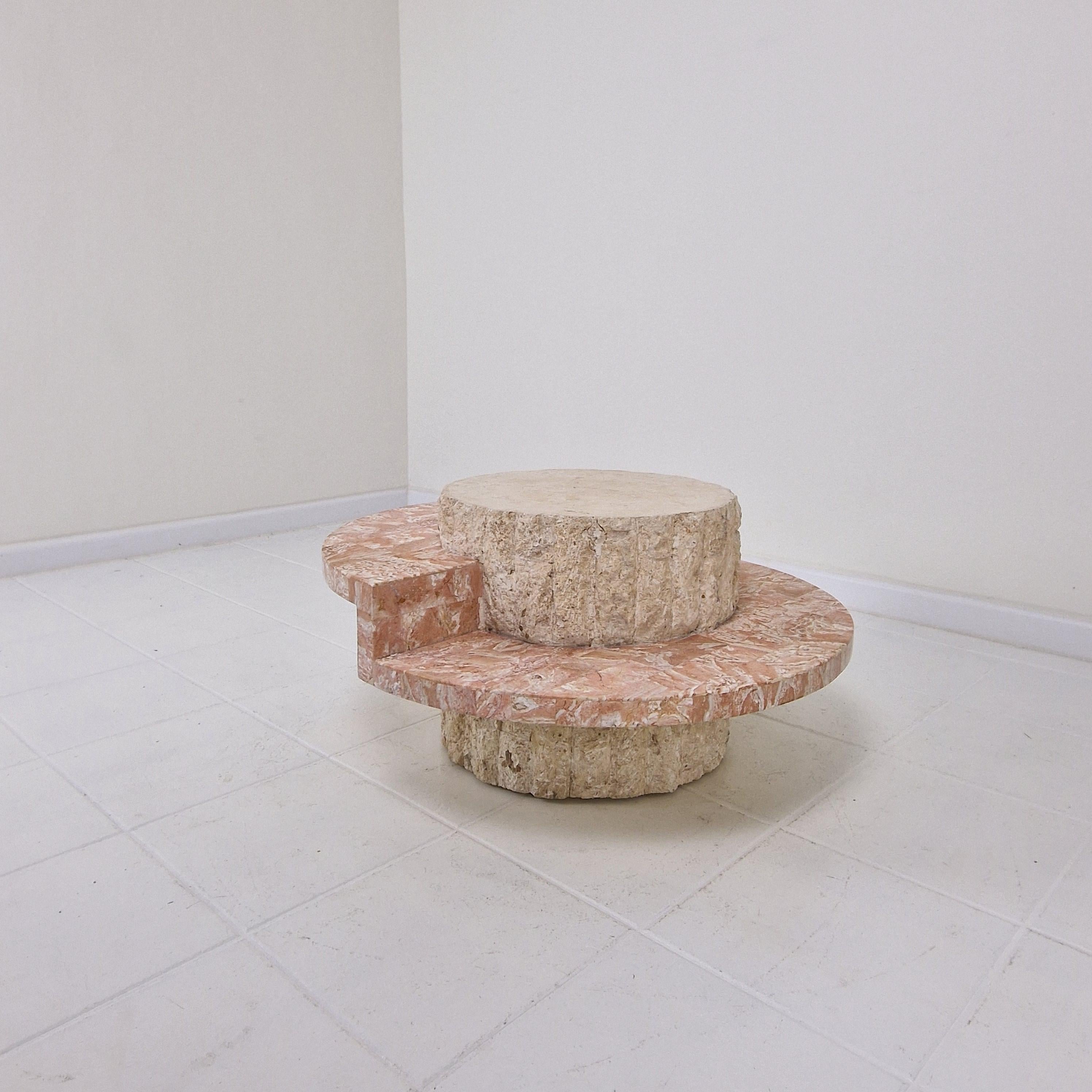 Fait main Table basse ronde en mactan ou pierre fossile de Magnussen Ponte, années 1980 en vente
