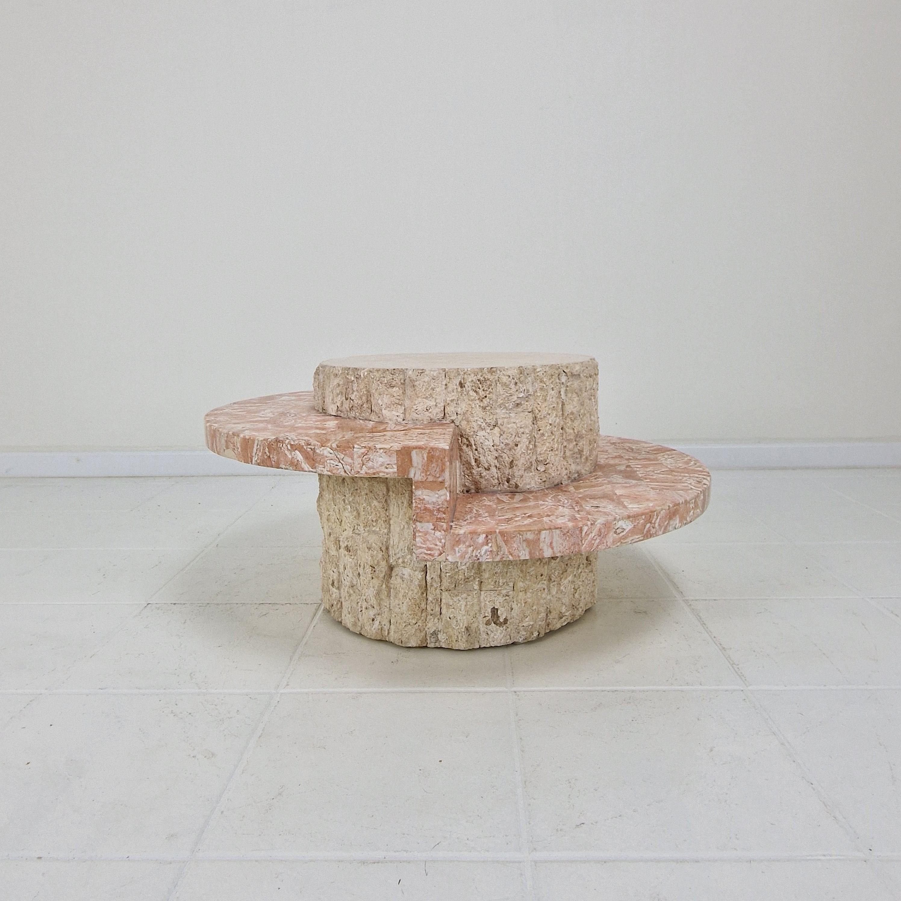 Table basse ronde en mactan ou pierre fossile de Magnussen Ponte, années 1980 Bon état - En vente à Oud Beijerland, NL