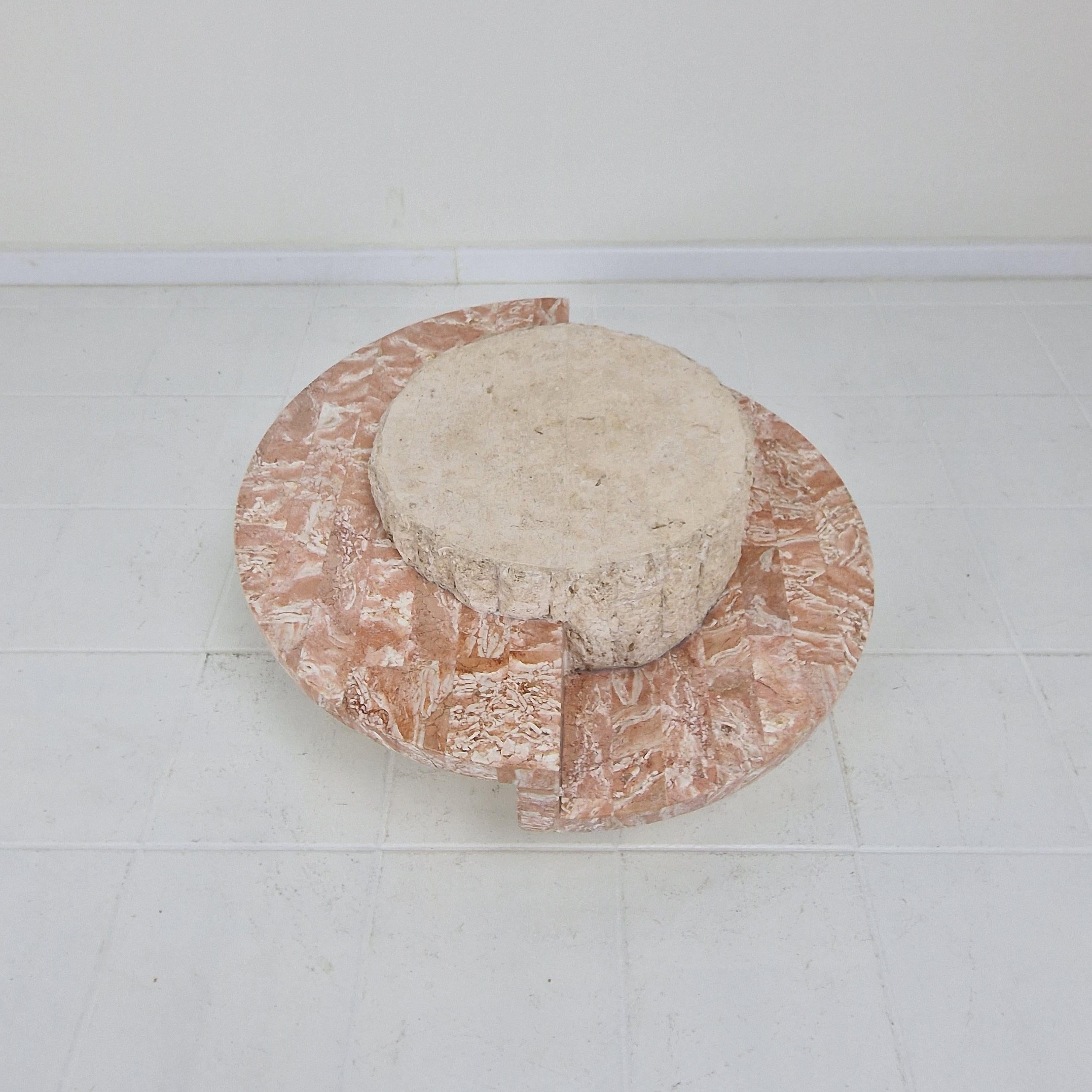 Pierre Table basse ronde en mactan ou pierre fossile de Magnussen Ponte, années 1980 en vente