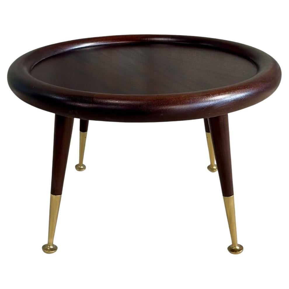 Table d'appoint ronde en laiton et acajou attribuée à Robsjohn Gibbings, 1950