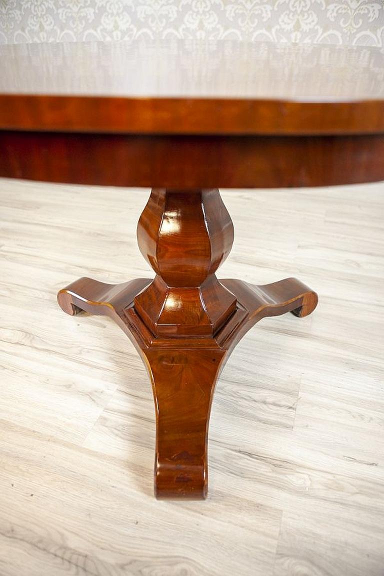 Round Light Brown Mahogany Center Table From the Early 20th Century For Sale 5