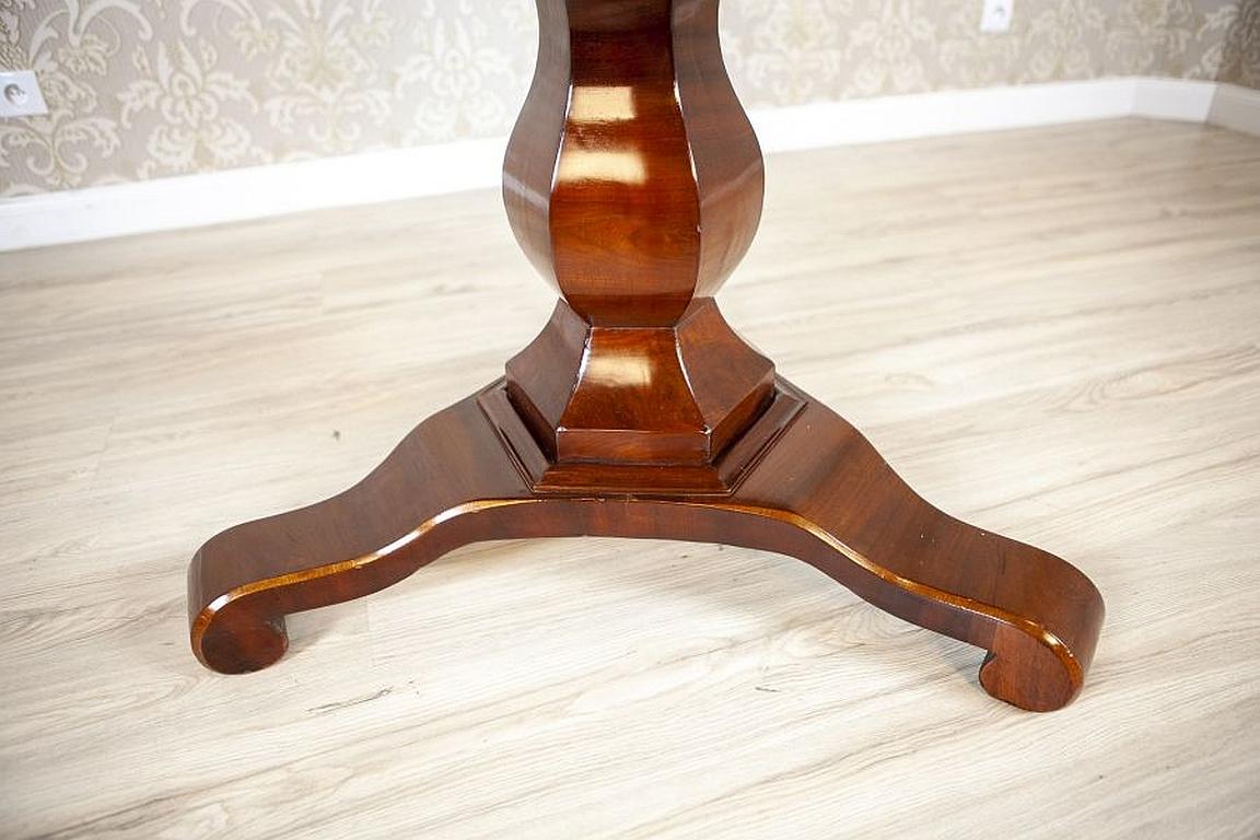 Round Light Brown Mahogany Center Table From the Early 20th Century For Sale 7