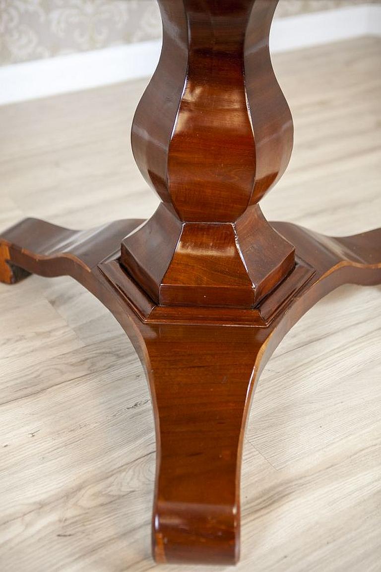Round Light Brown Mahogany Center Table From the Early 20th Century For Sale 8