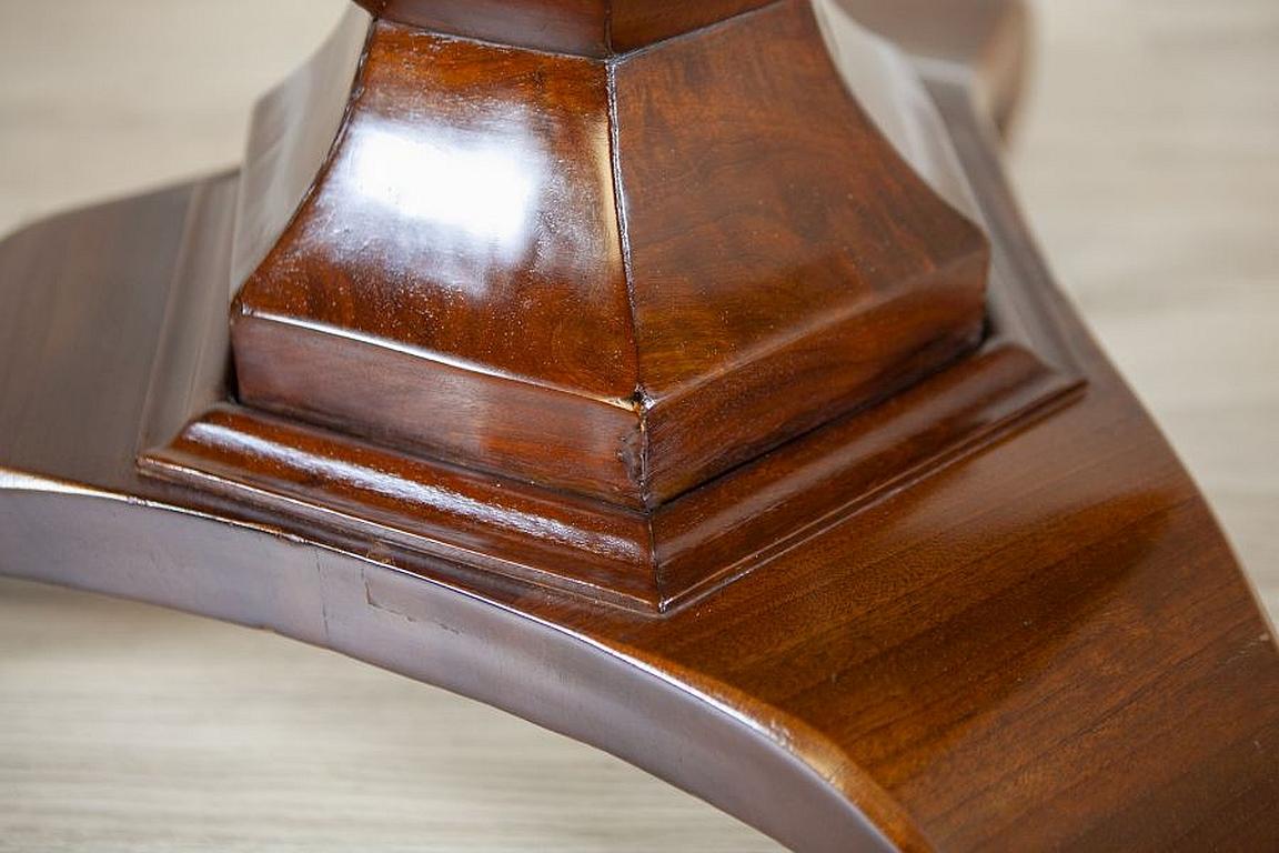 Round Light Brown Mahogany Center Table From the Early 20th Century For Sale 9