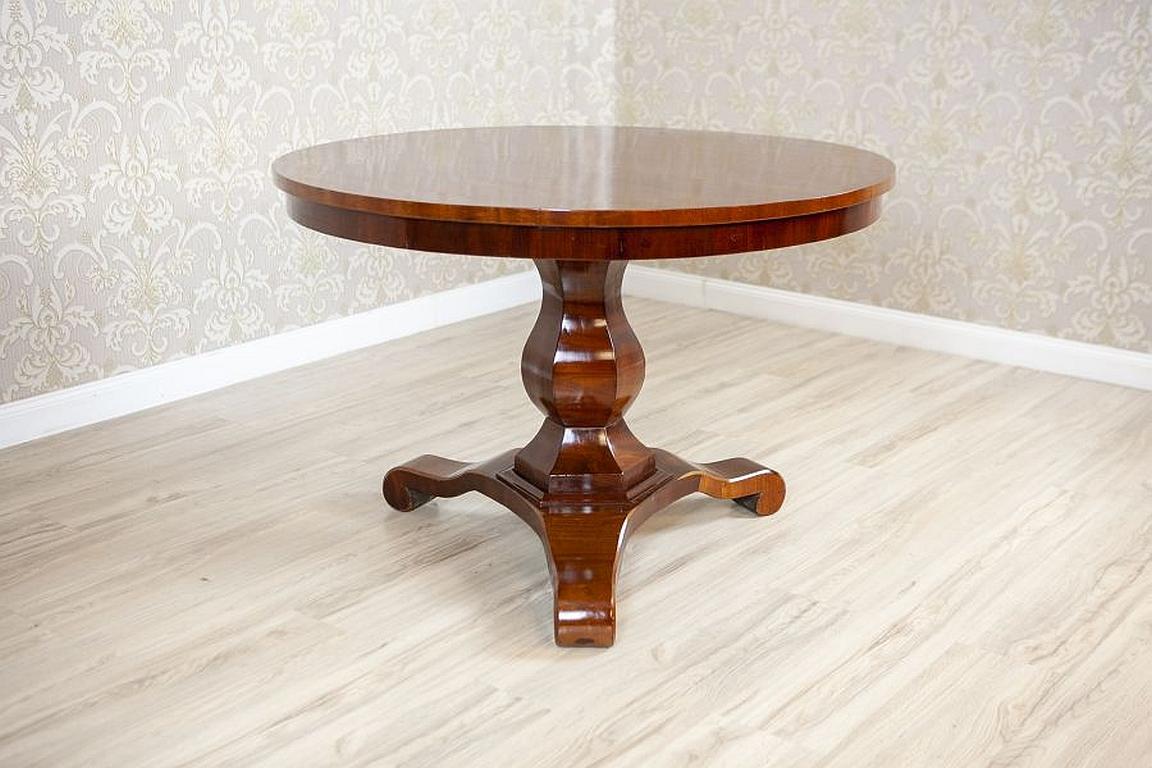 Round Light Brown Mahogany Center Table From the Early 20th Century

We present you a round mahogany table from the 1st half of the 20th century.
The straight top is supported on a single leg, which is finished with three feet.

This piece of