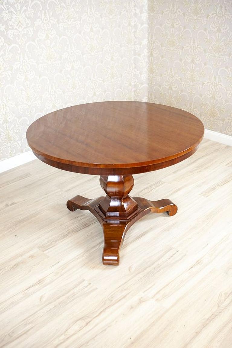 European Round Light Brown Mahogany Center Table From the Early 20th Century For Sale