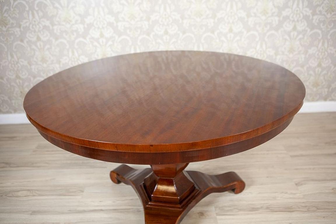 Round Light Brown Mahogany Center Table From the Early 20th Century In Good Condition For Sale In Opole, PL