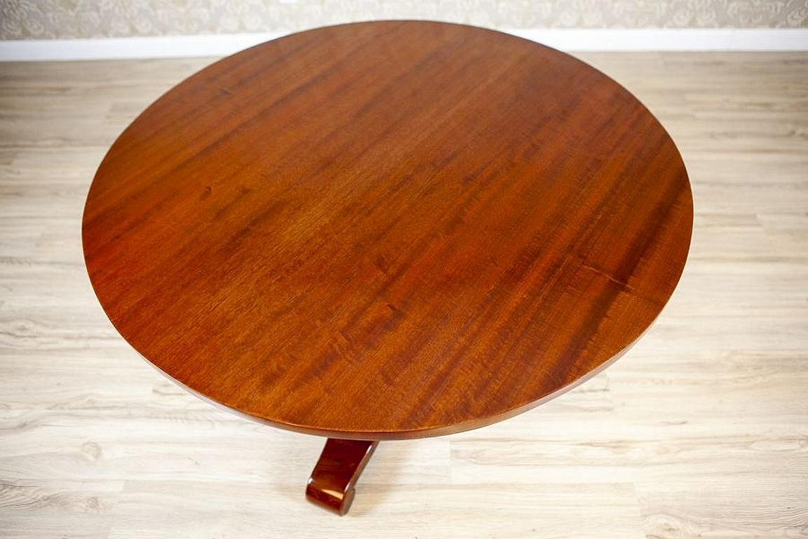 Acajou Table centrale ronde en acajou brun clair du début du XXe siècle en vente