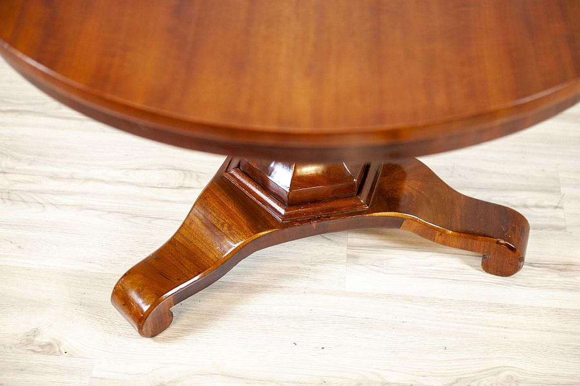 Round Light Brown Mahogany Center Table From the Early 20th Century For Sale 3