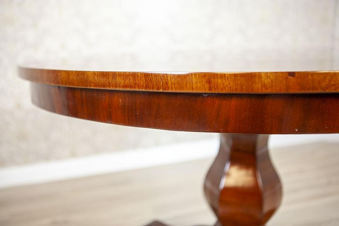 Round Light Brown Mahogany Center Table From the Early 20th Century For Sale 4