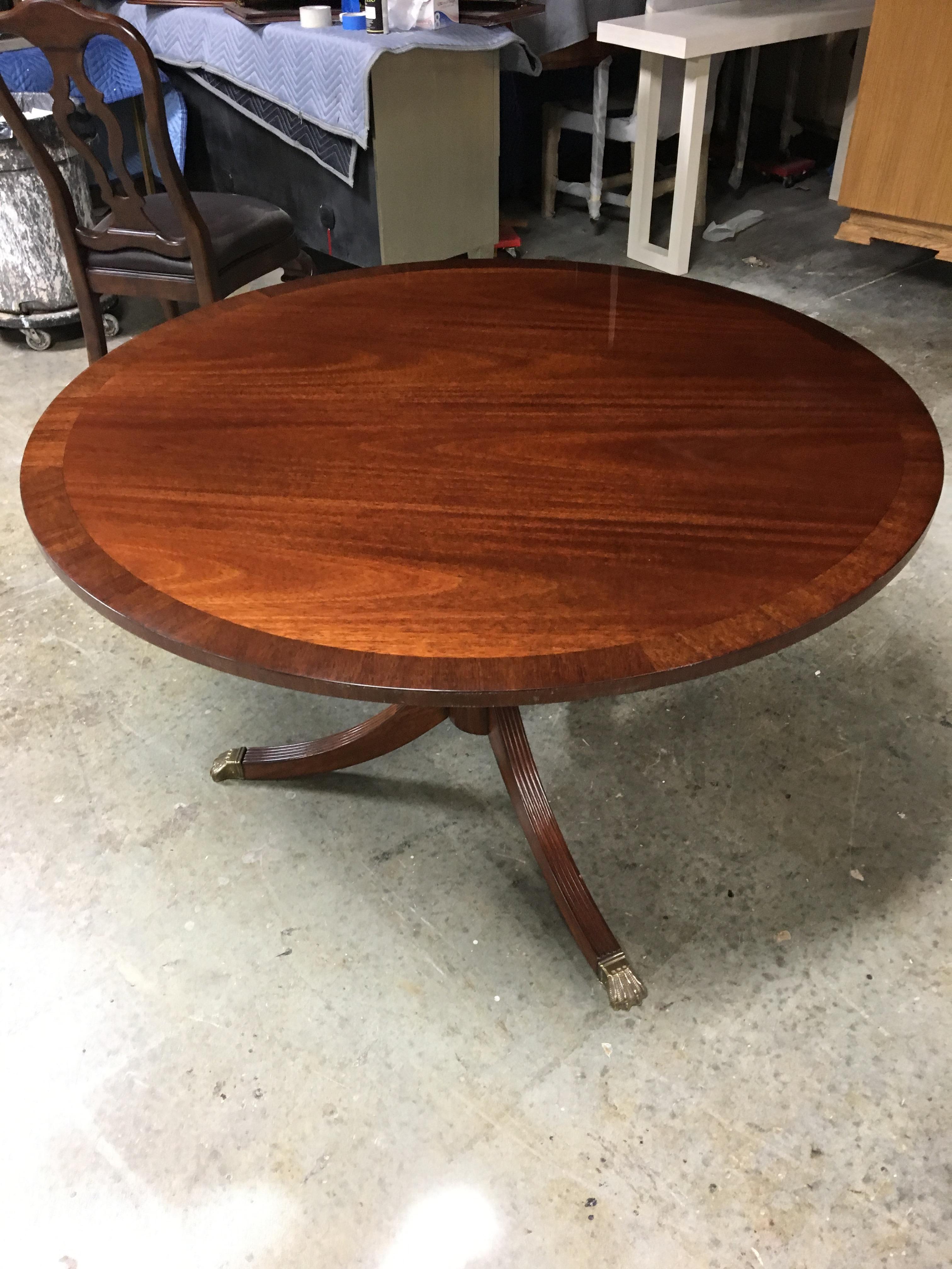 Table d'appoint ronde pour foyer en acajou de style géorgien par Leighton Hall Neuf - En vente à Suwanee, GA