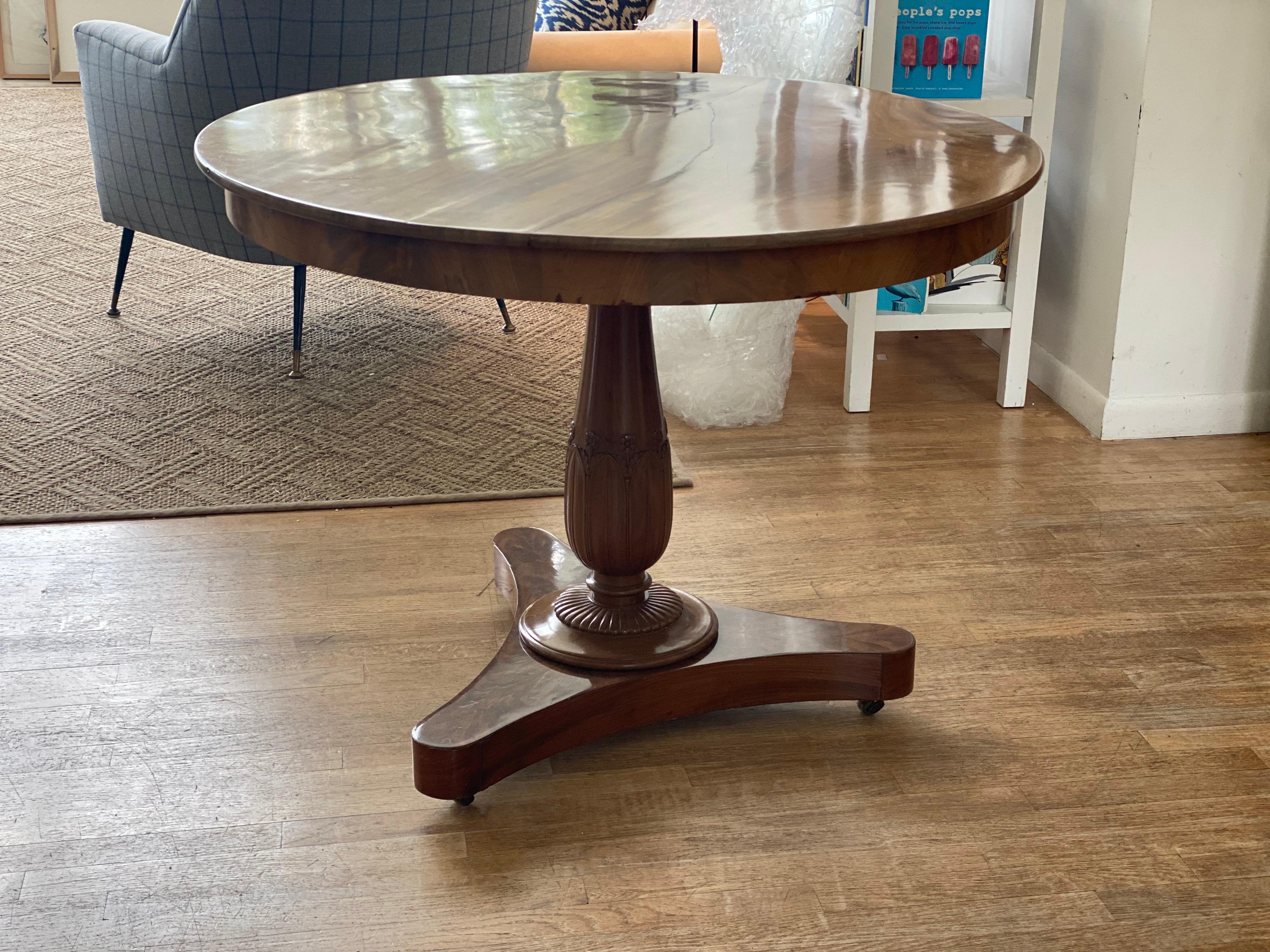 American Round Mahogany Pedestal Dining Table, 20th Century