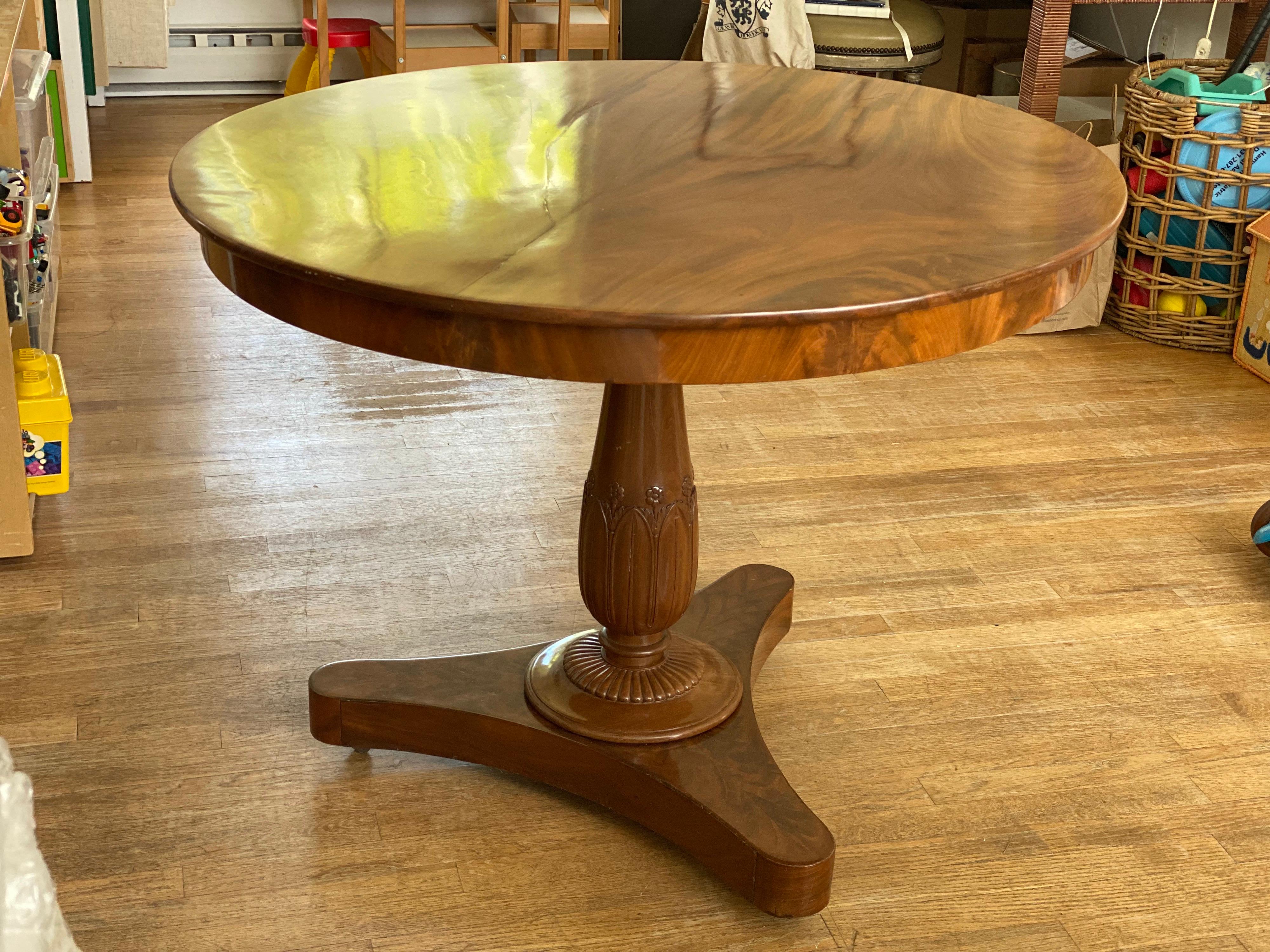 Round Mahogany Pedestal Dining Table, 20th Century In Good Condition In Southampton, NY