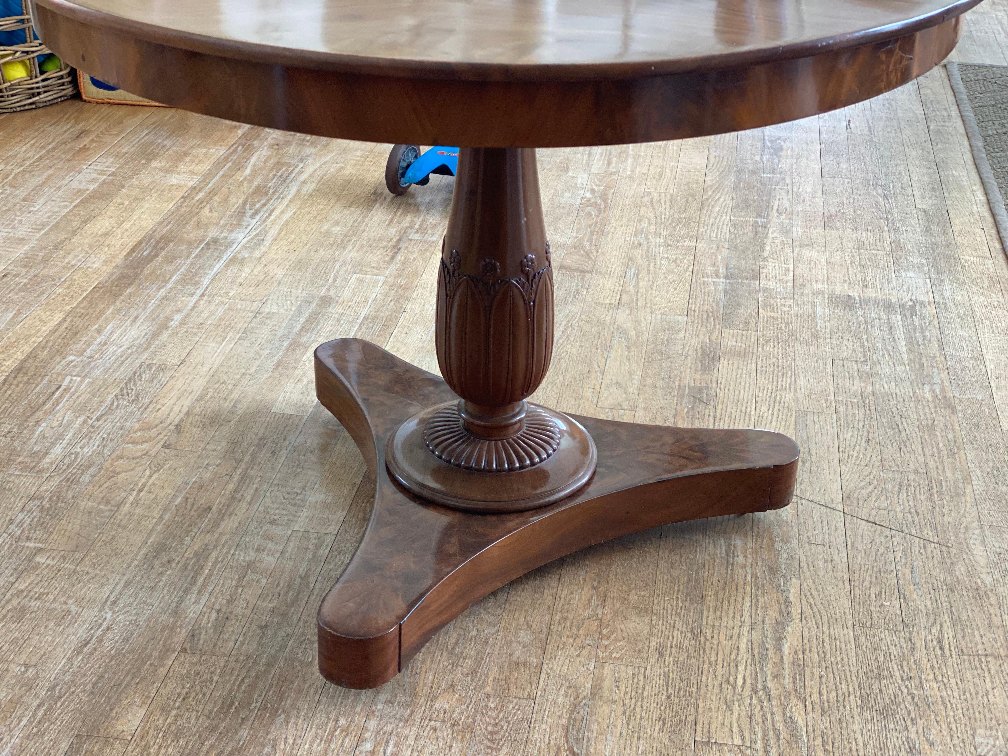Wood Round Mahogany Pedestal Dining Table, 20th Century