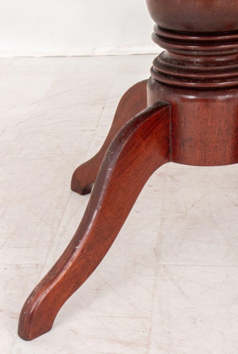 Round Mahogany Pedestal Table, 20th C 3