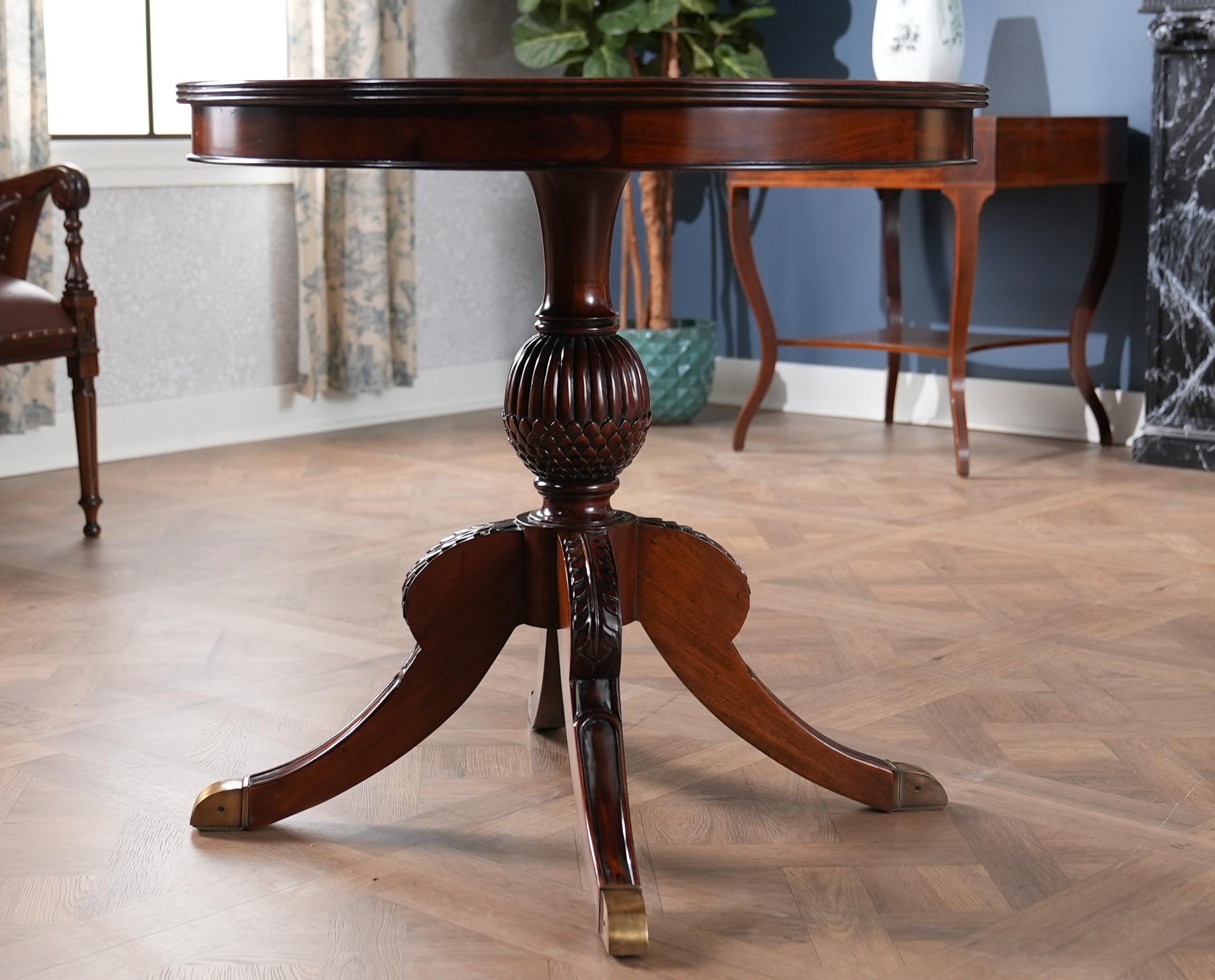 Round Mahogany Pineapple Table In New Condition For Sale In Annville, PA