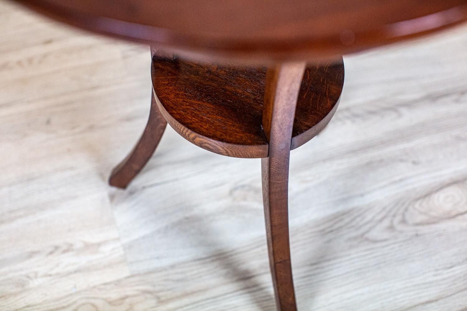 Round Mahogany Side Table from the Early 20th Century In Good Condition For Sale In Opole, PL