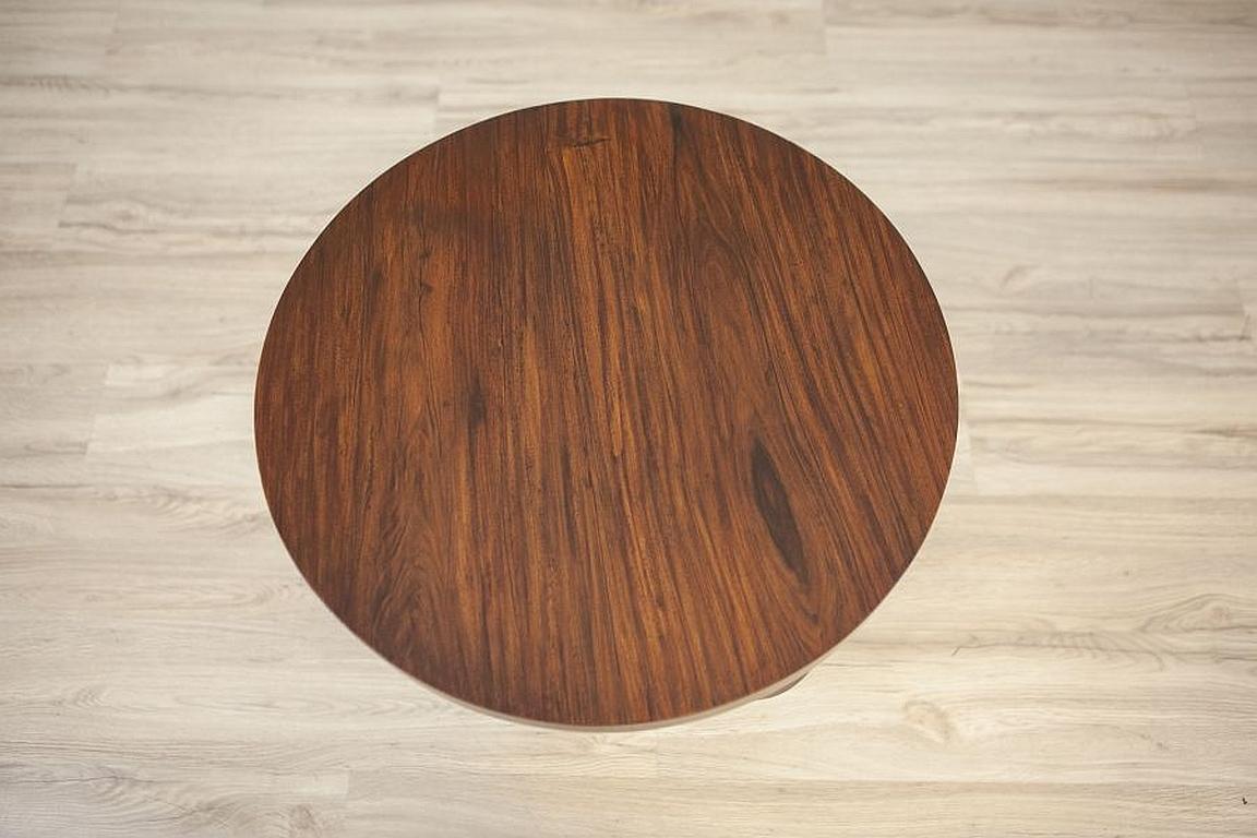 Round Mahogany Side Table From the Late 20th Century Stylized as Art Deco For Sale 3