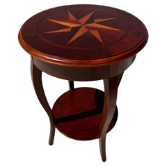 Mesa auxiliar redonda de caoba con tapa de marquetería