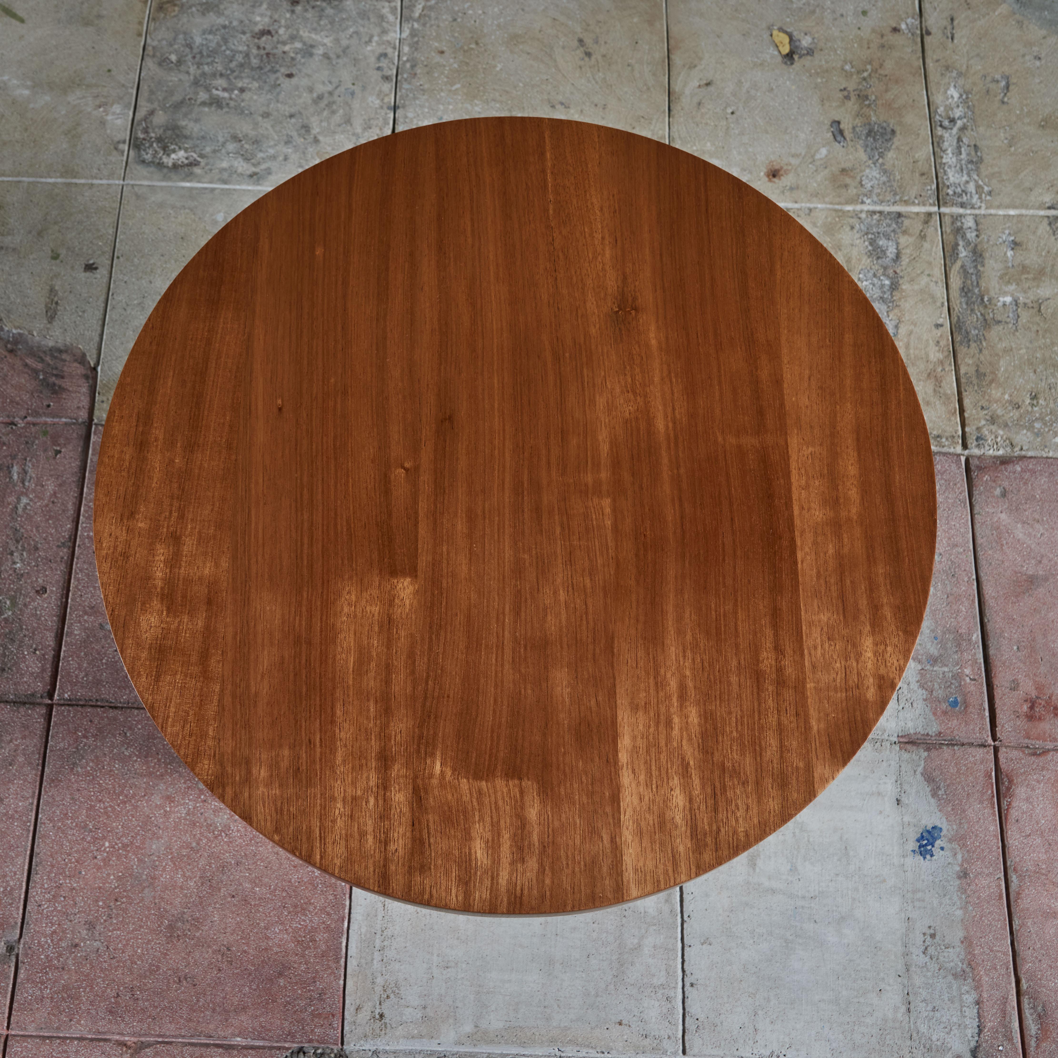 Table d'appoint ronde en acajou avec pieds courbes surdimensionnés en vente 3