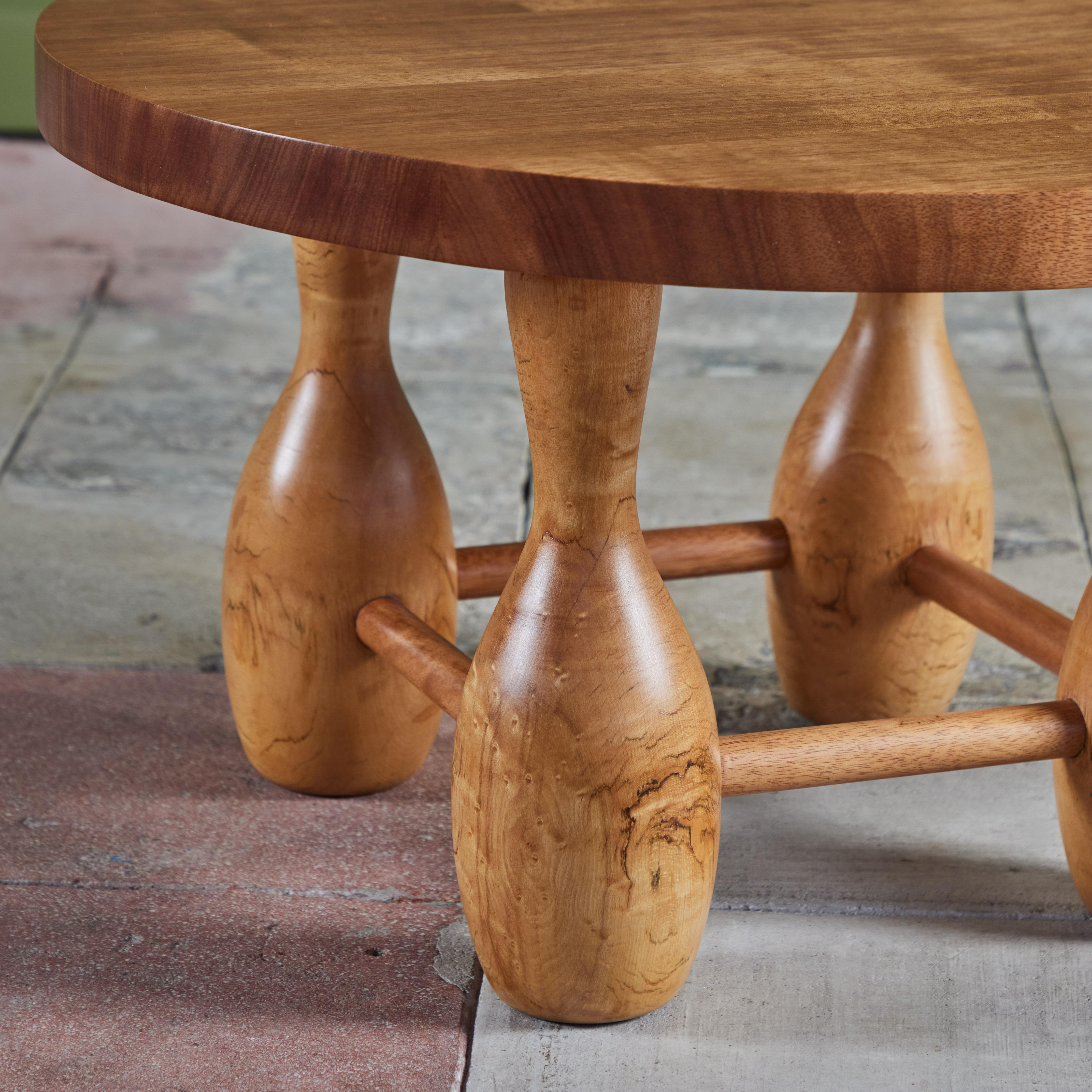 Table d'appoint ronde en acajou avec pieds courbes surdimensionnés en vente 6