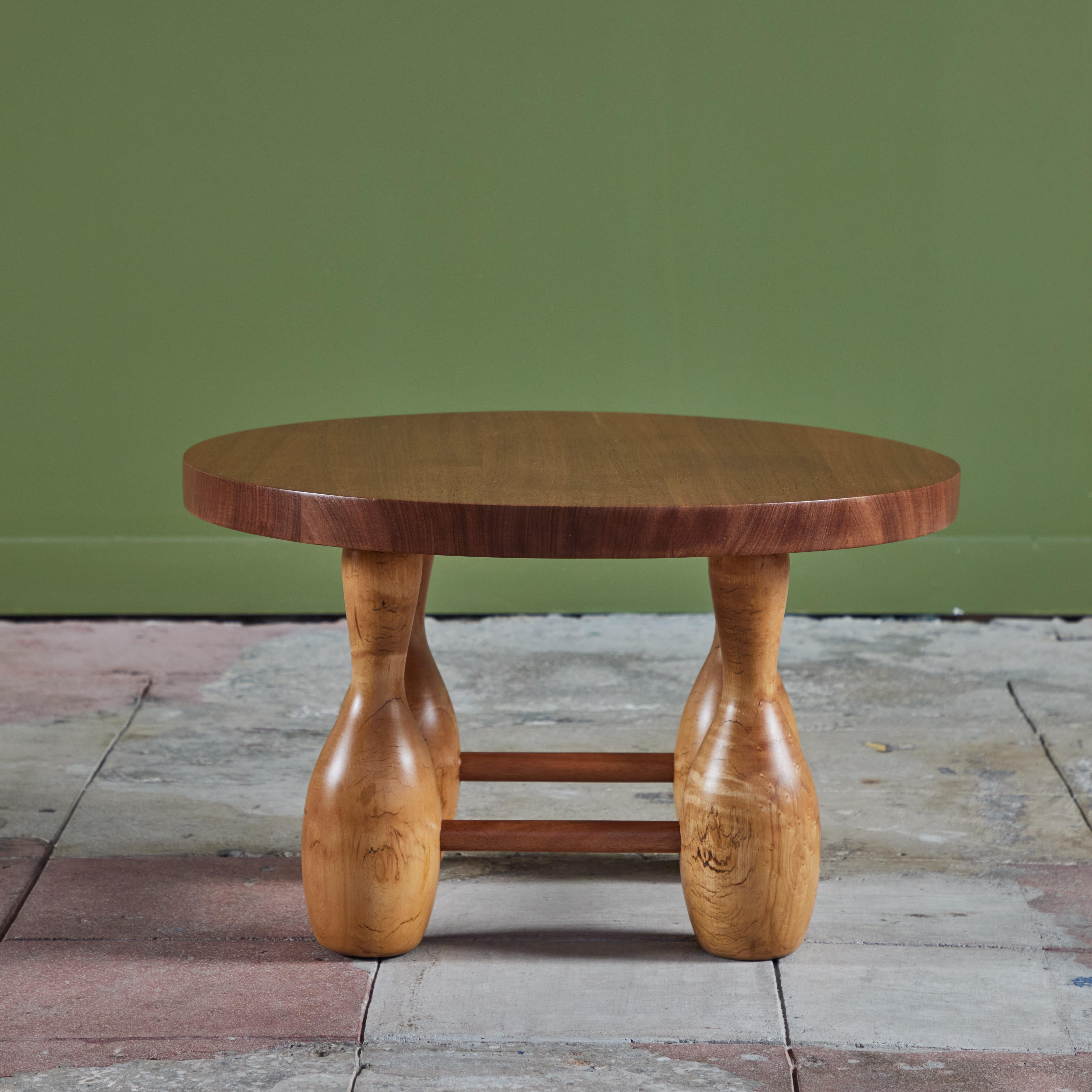 Mid-Century Modern Table d'appoint ronde en acajou avec pieds courbes surdimensionnés en vente