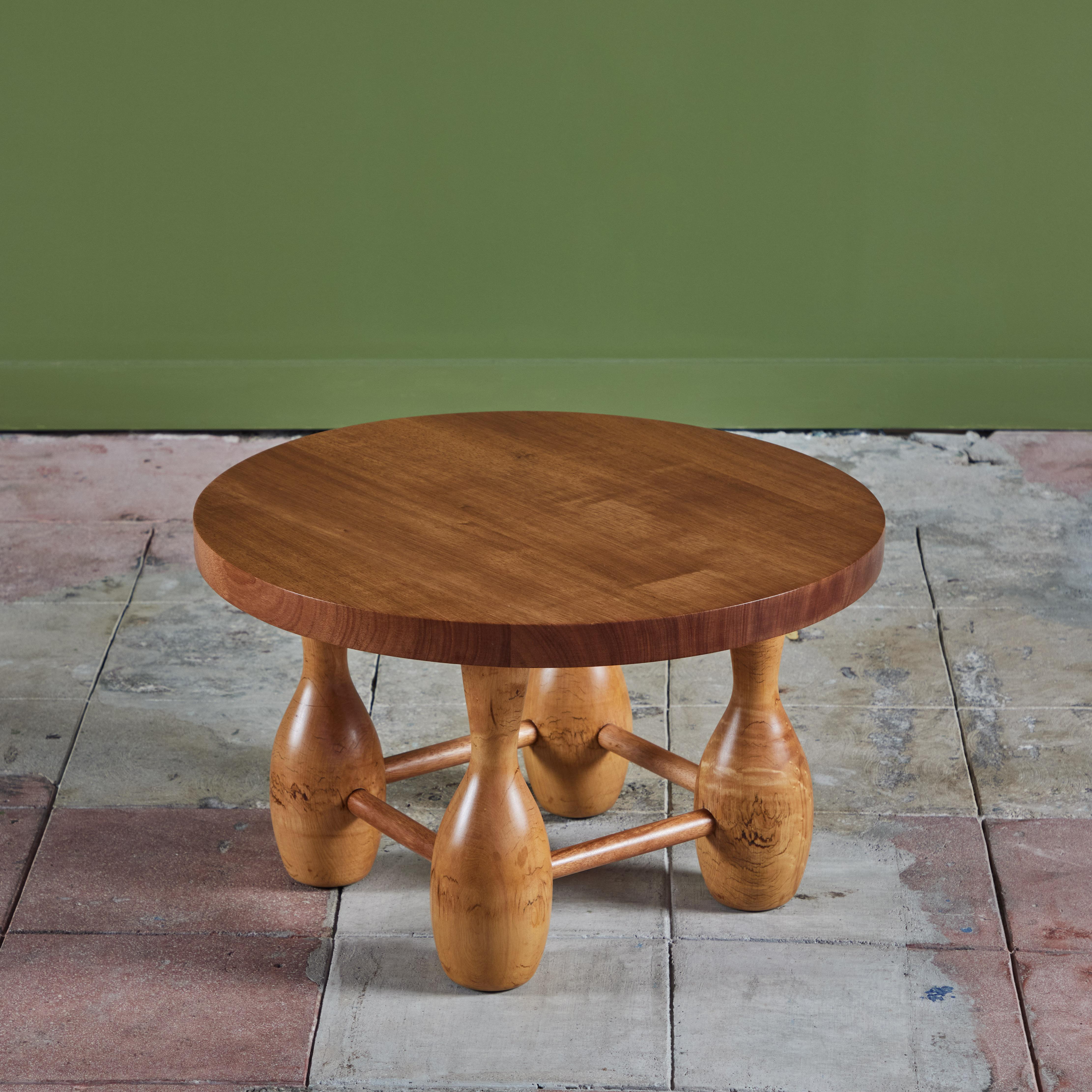 Américain Table d'appoint ronde en acajou avec pieds courbes surdimensionnés en vente