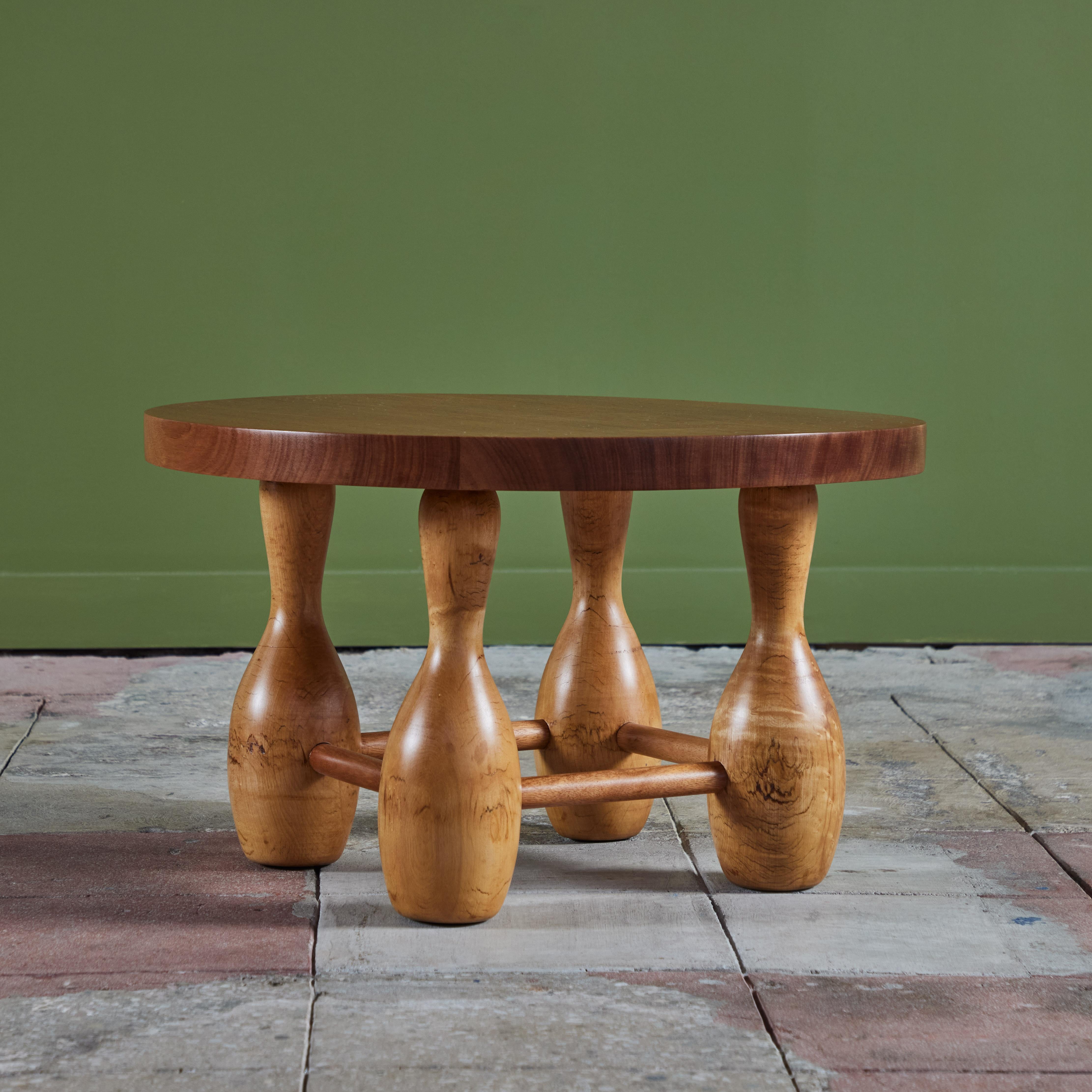 Table d'appoint ronde en acajou avec pieds courbes surdimensionnés Excellent état - En vente à Los Angeles, CA